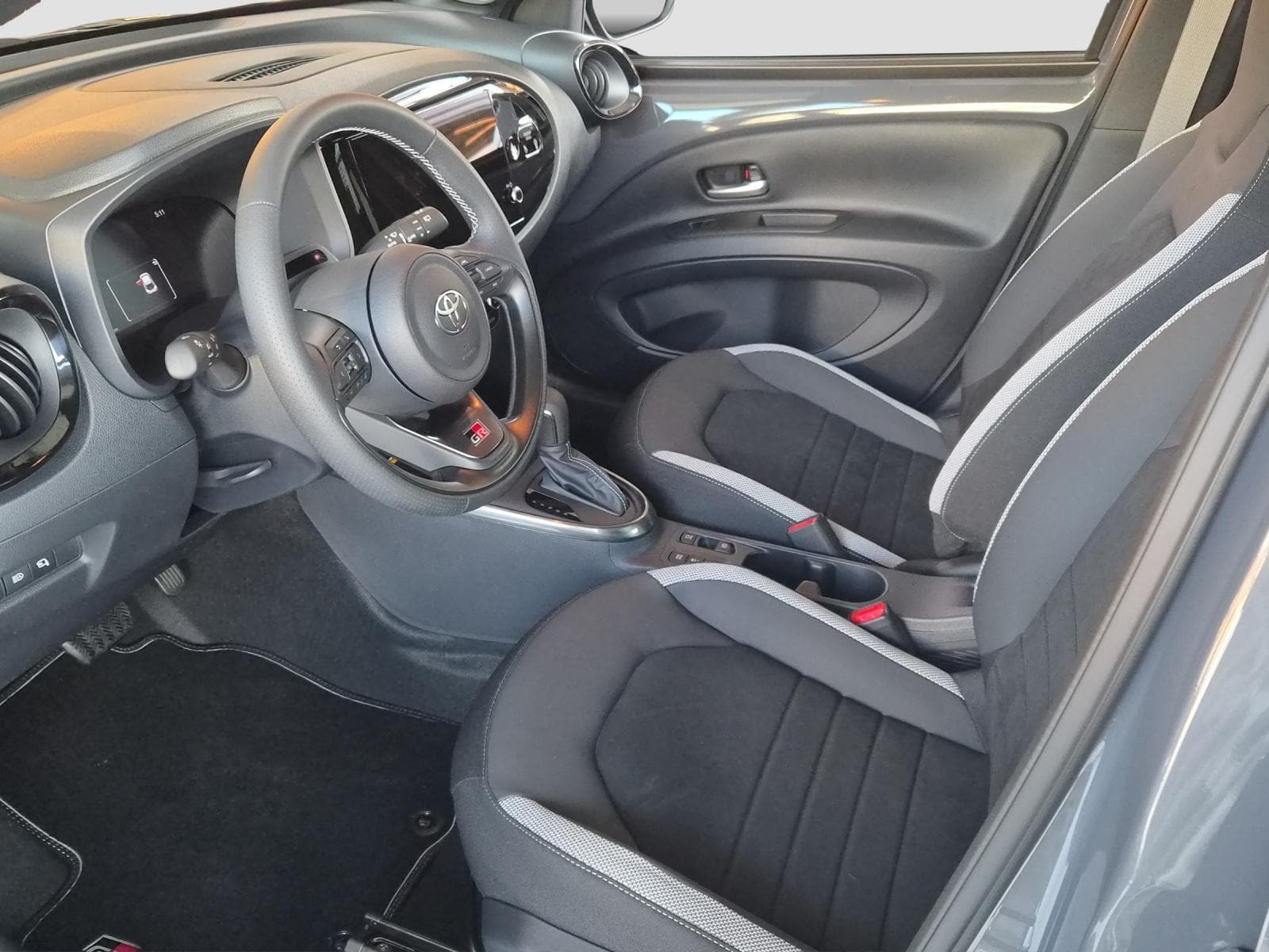 TOYOTA Aygo X 1.5 VVT-i HSD GR Sport - Bild 9