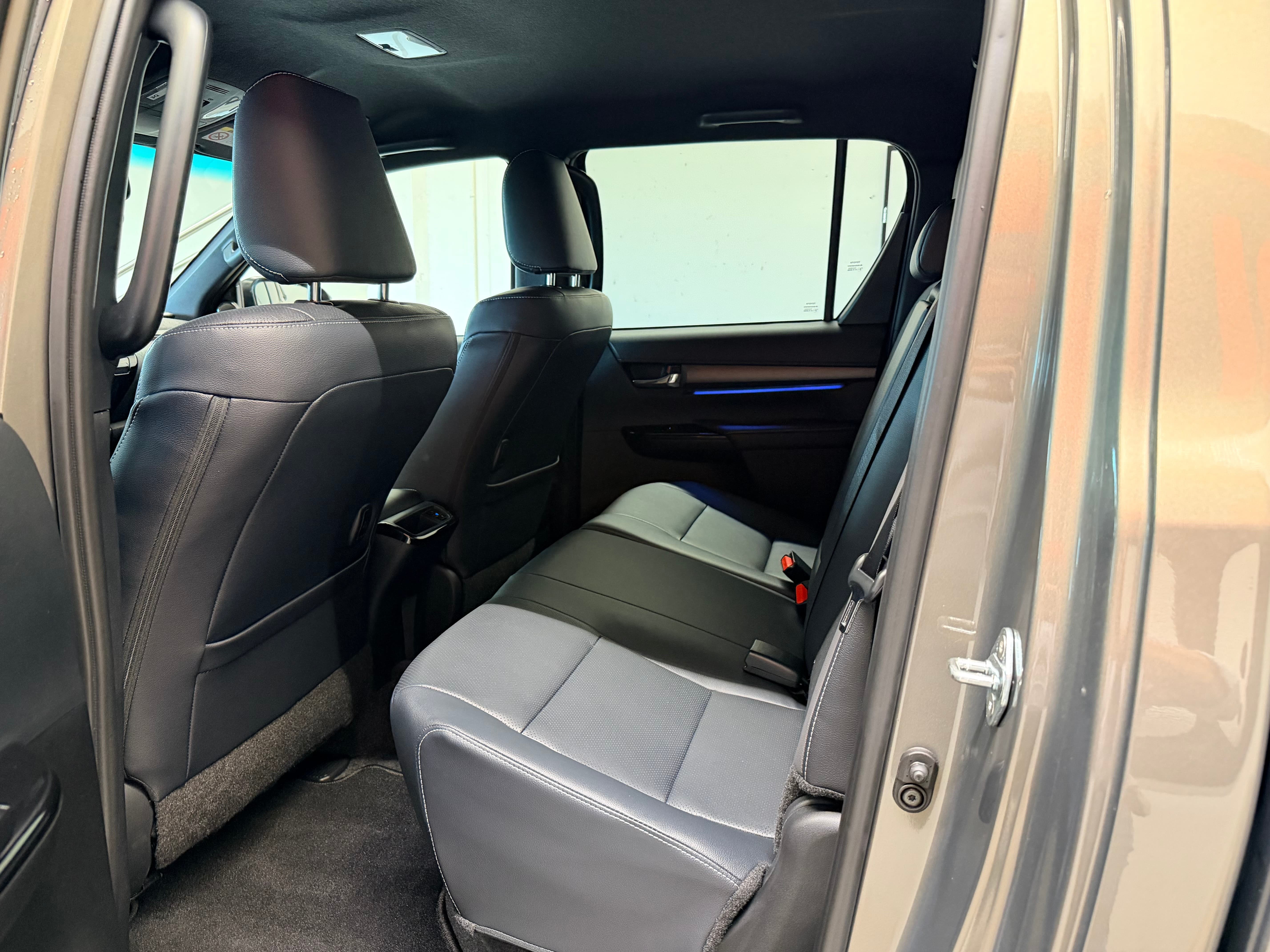TOYOTA Hilux 2.8d MHEV Invincible Double Cab 4x4 - Bild 16