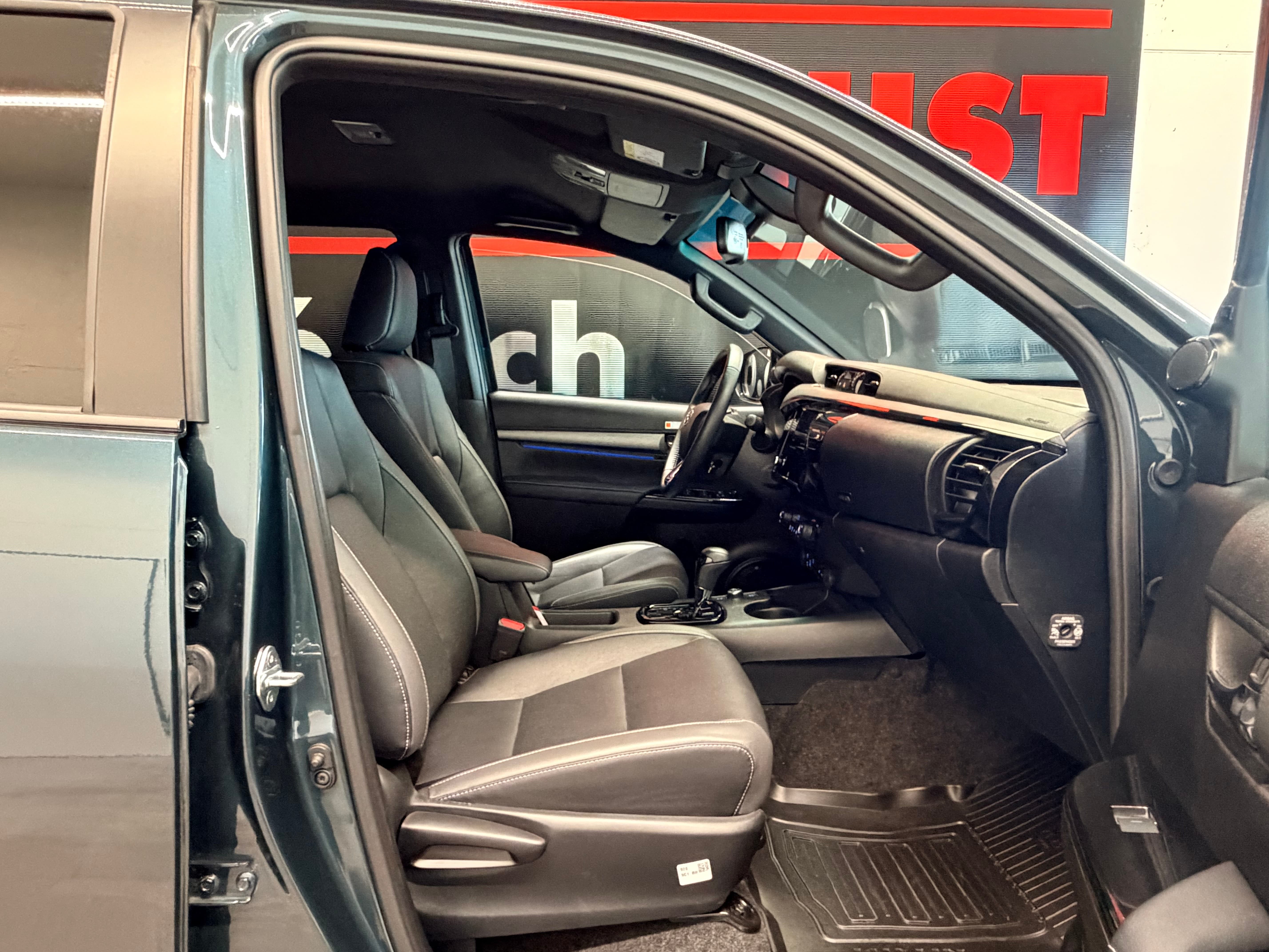 TOYOTA Hilux 2.8d MHEV Invincible Double Cab 4x4 - Bild 21