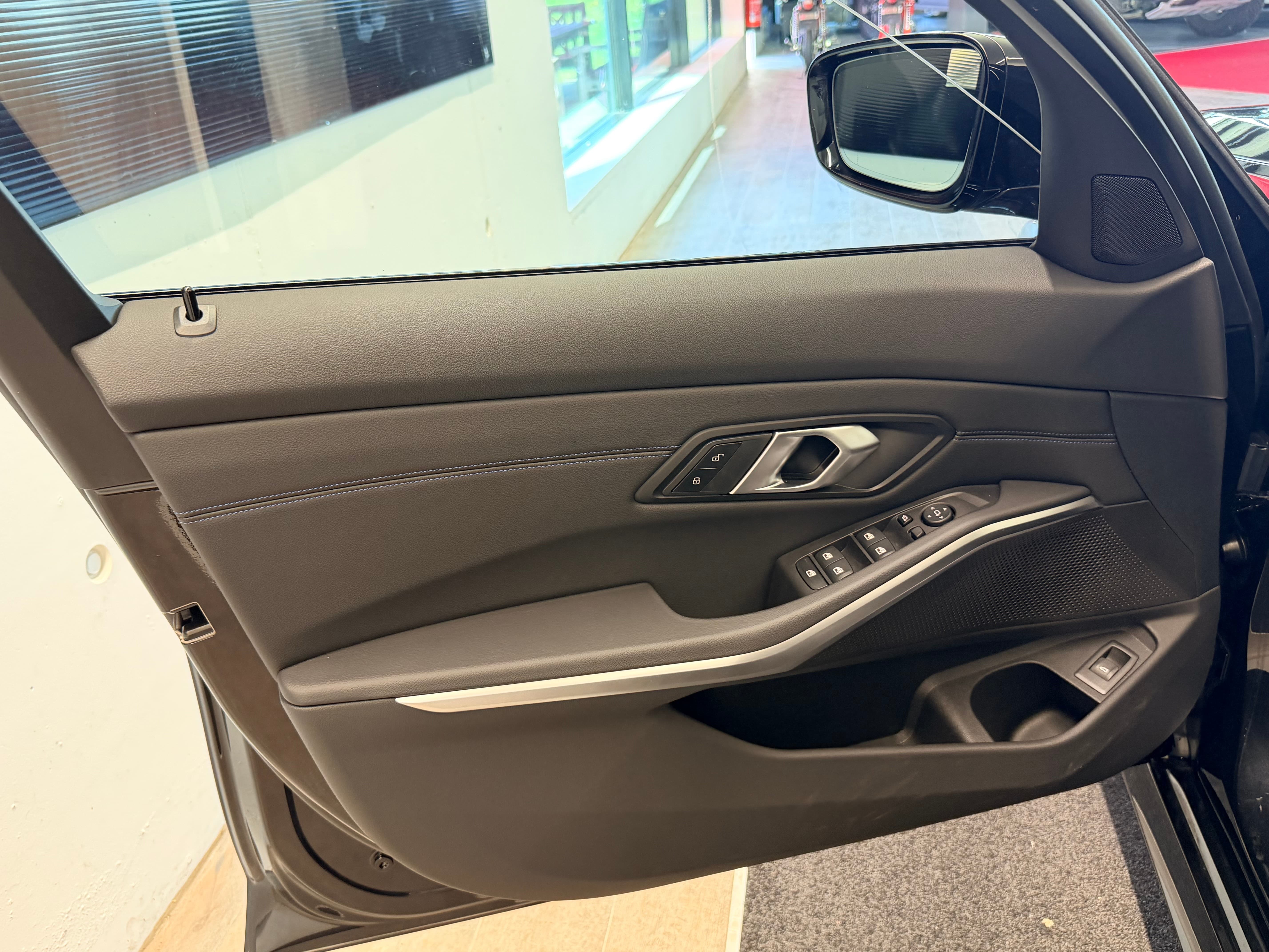 BMW 330i Touring xDrive Steptronic M Sport - Bild 14