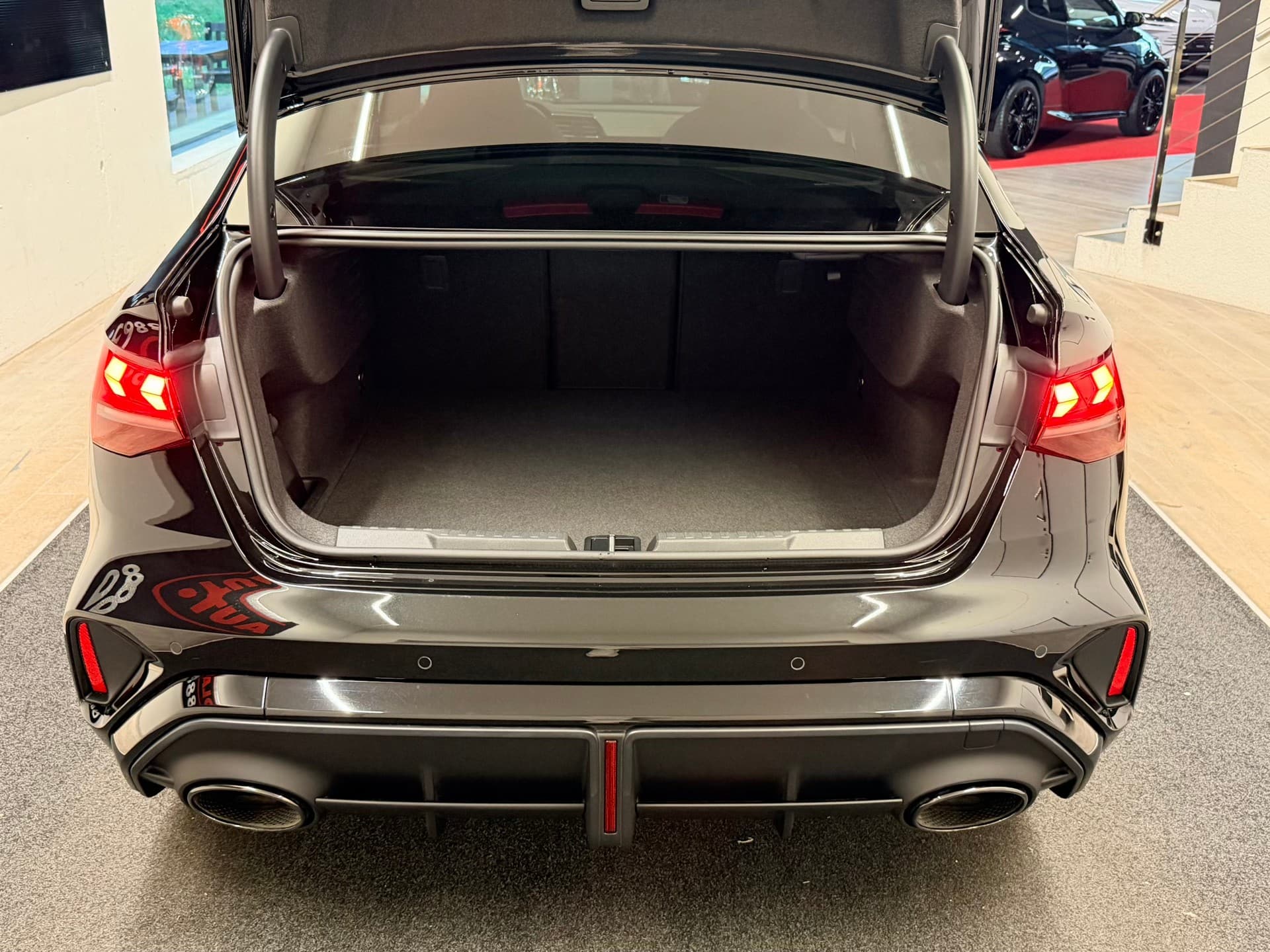 AUDI RS3 Limousine 2.5 TSI quattro S-tronic - Bild 10
