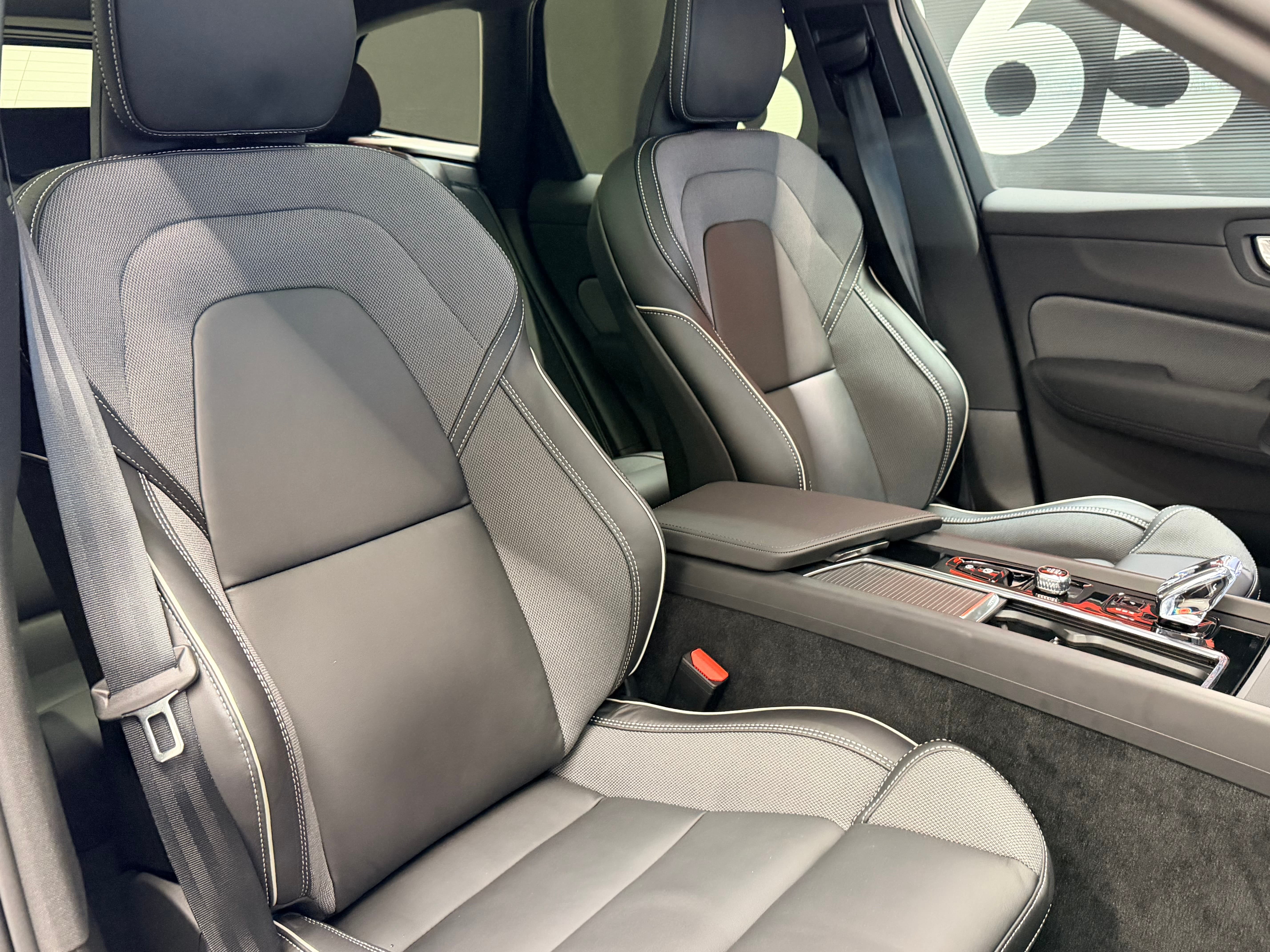 VOLVO XC60 T6 eAWD PluginHybrid Black Edition Geartronic - Bild 23