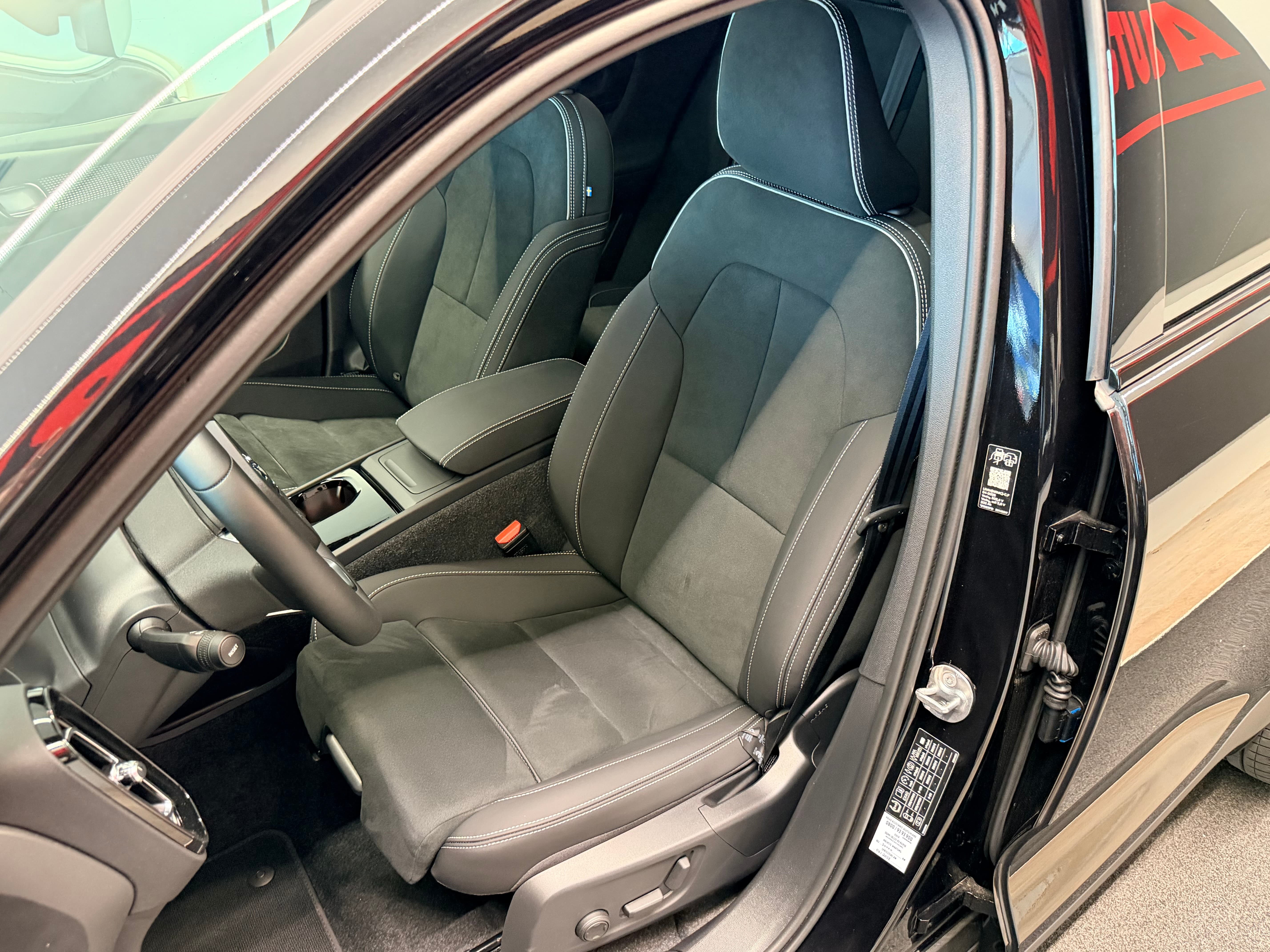VOLVO EX40 82kWh Twin Motor AWD Ultra Black Ed. - Bild 15
