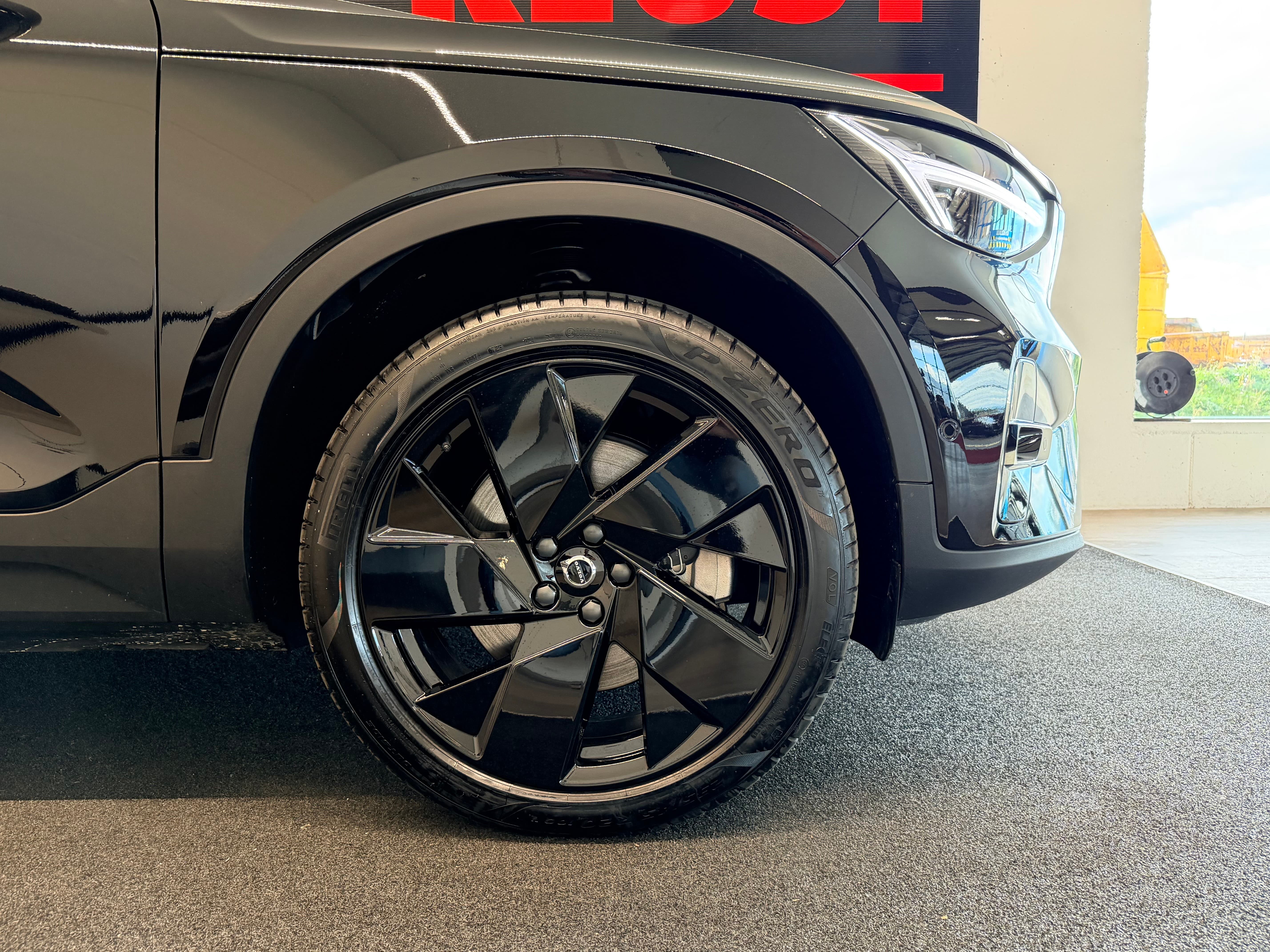 VOLVO EX40 82kWh Twin Motor AWD Ultra Black Ed. - Bild 6