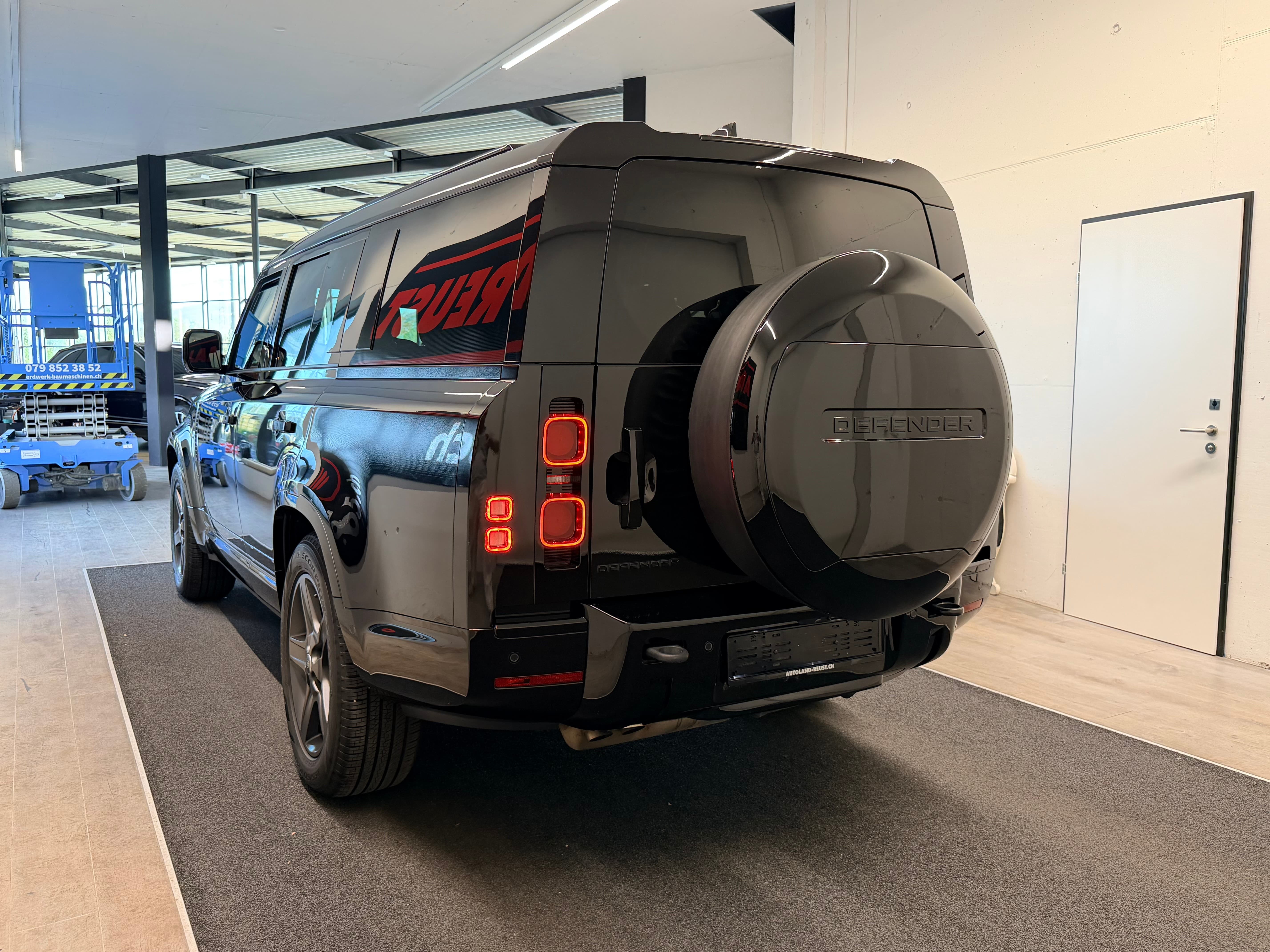 LAND ROVER Defender 130 3.0 D I6 300 X-Dynamic SE AWD AT8 - Bild 7