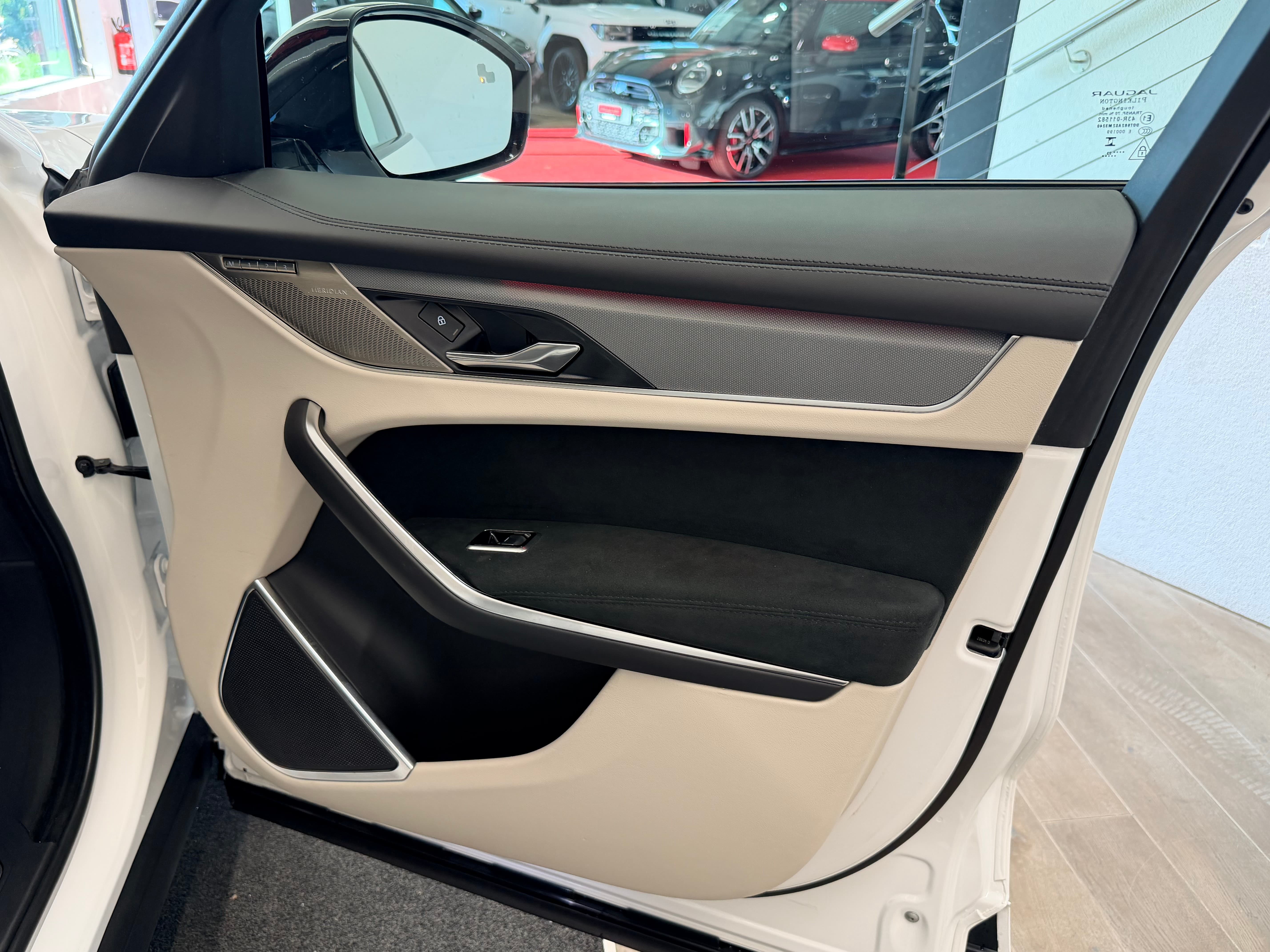 JAGUAR F-Pace 5.0 V8 SVR P550 AWD - Bild 24