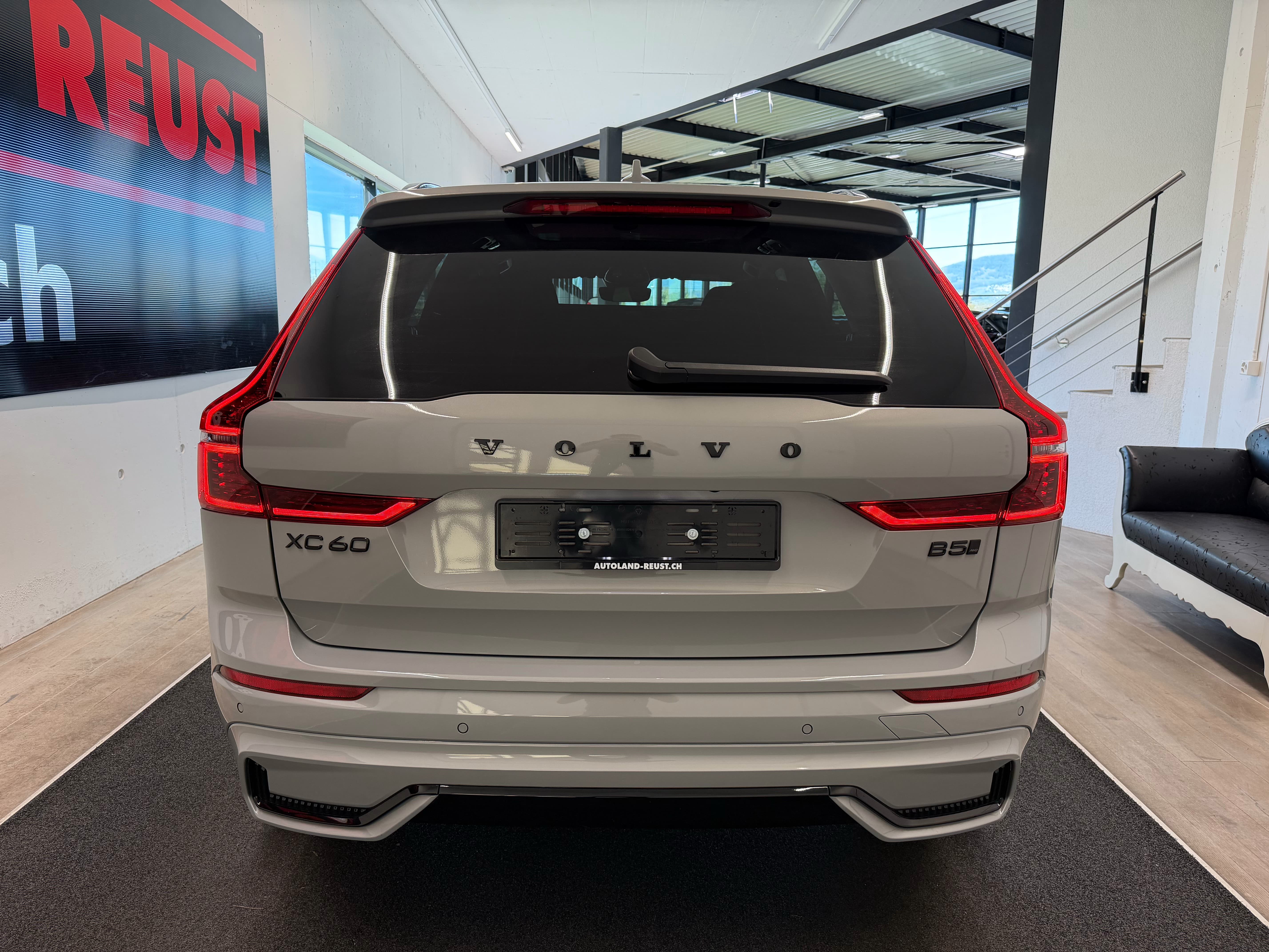 VOLVO XC60 B5 Benzin Mild Hybrid AWD Black Edition Geartronic - Bild 8