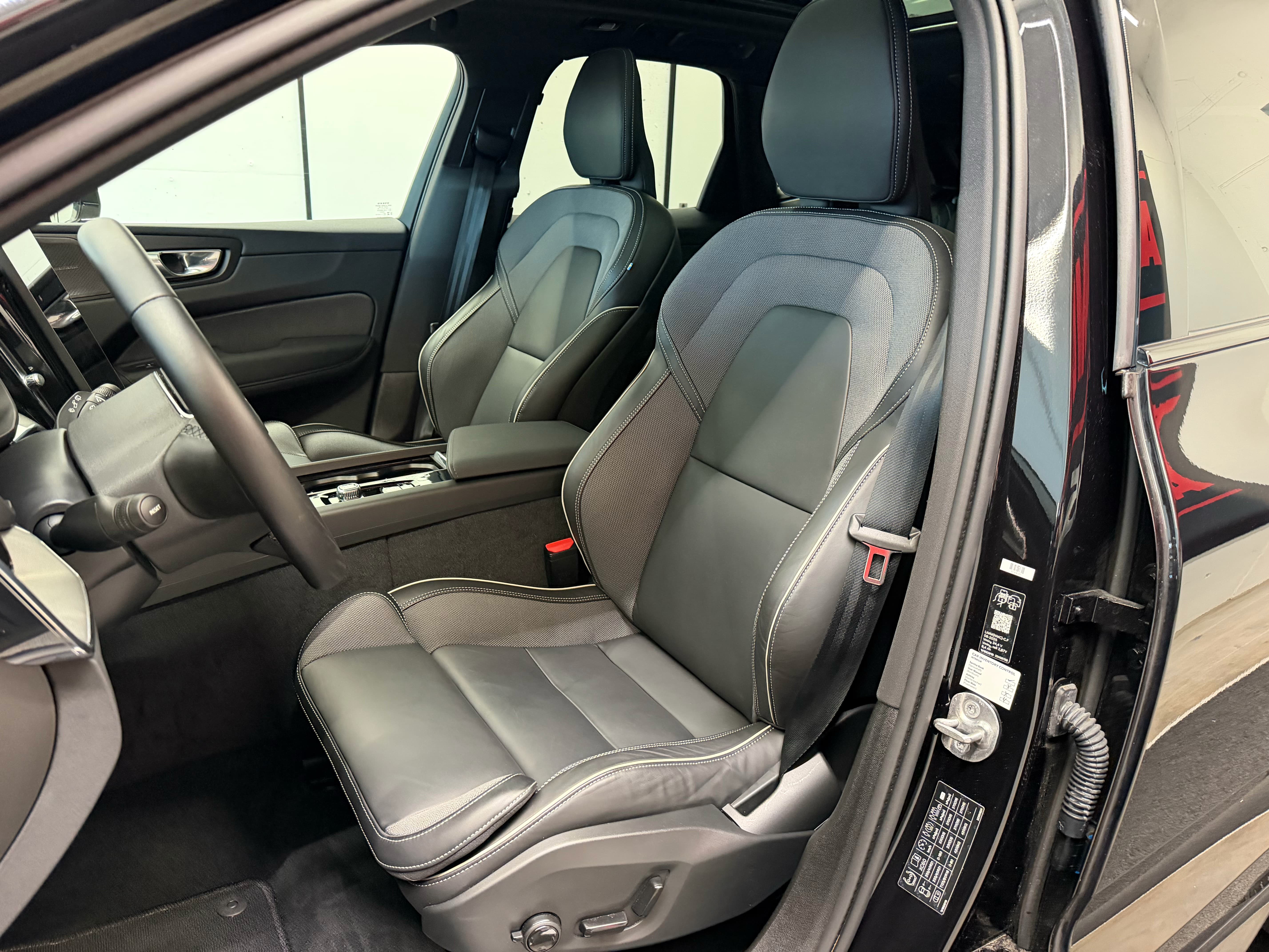 VOLVO XC60 B5 Benzin Mild Hybrid AWD Black Edition Geartronic - Bild 14