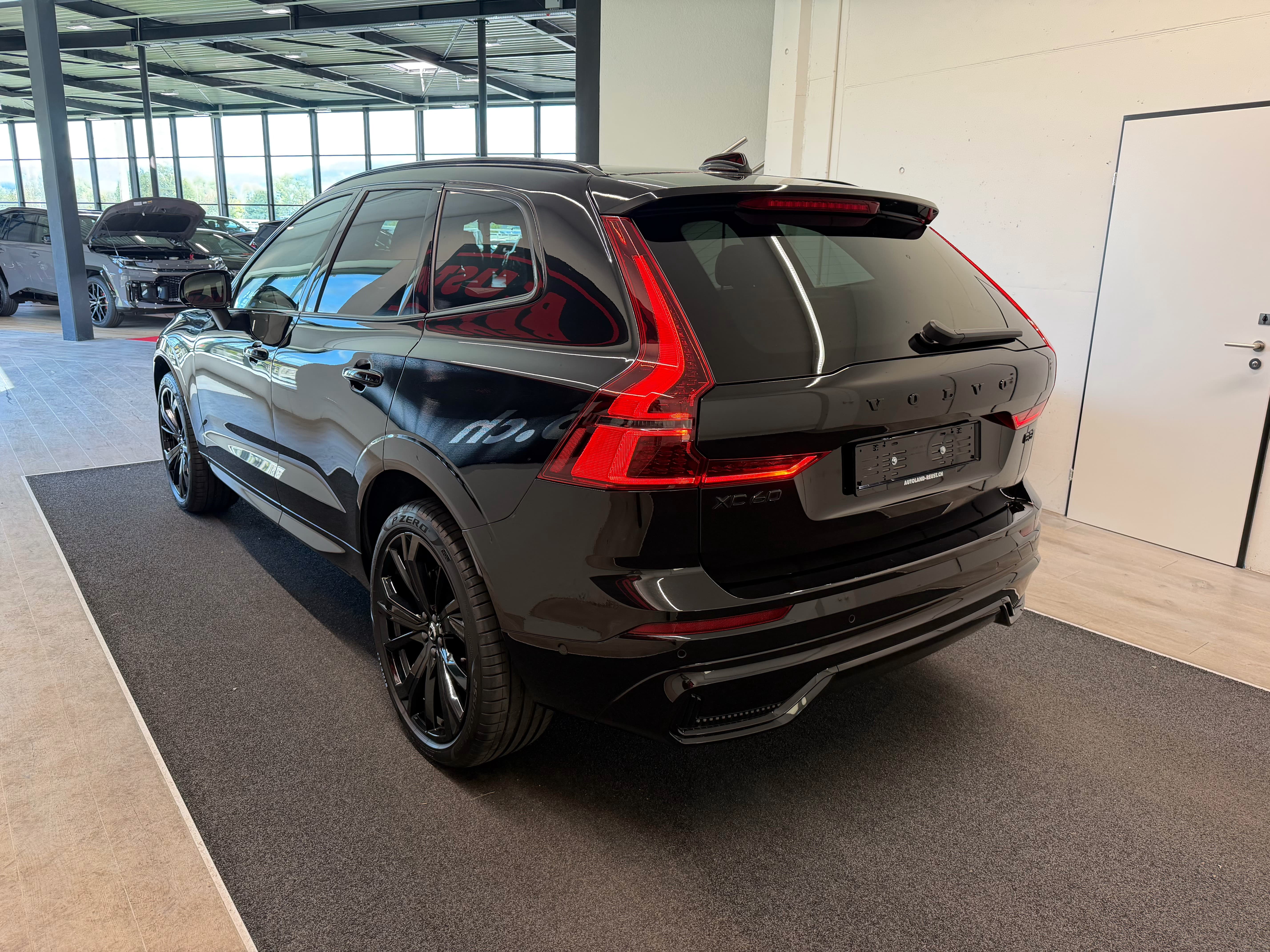 VOLVO XC60 B5 Benzin Mild Hybrid AWD Black Edition Geartronic - Bild 6