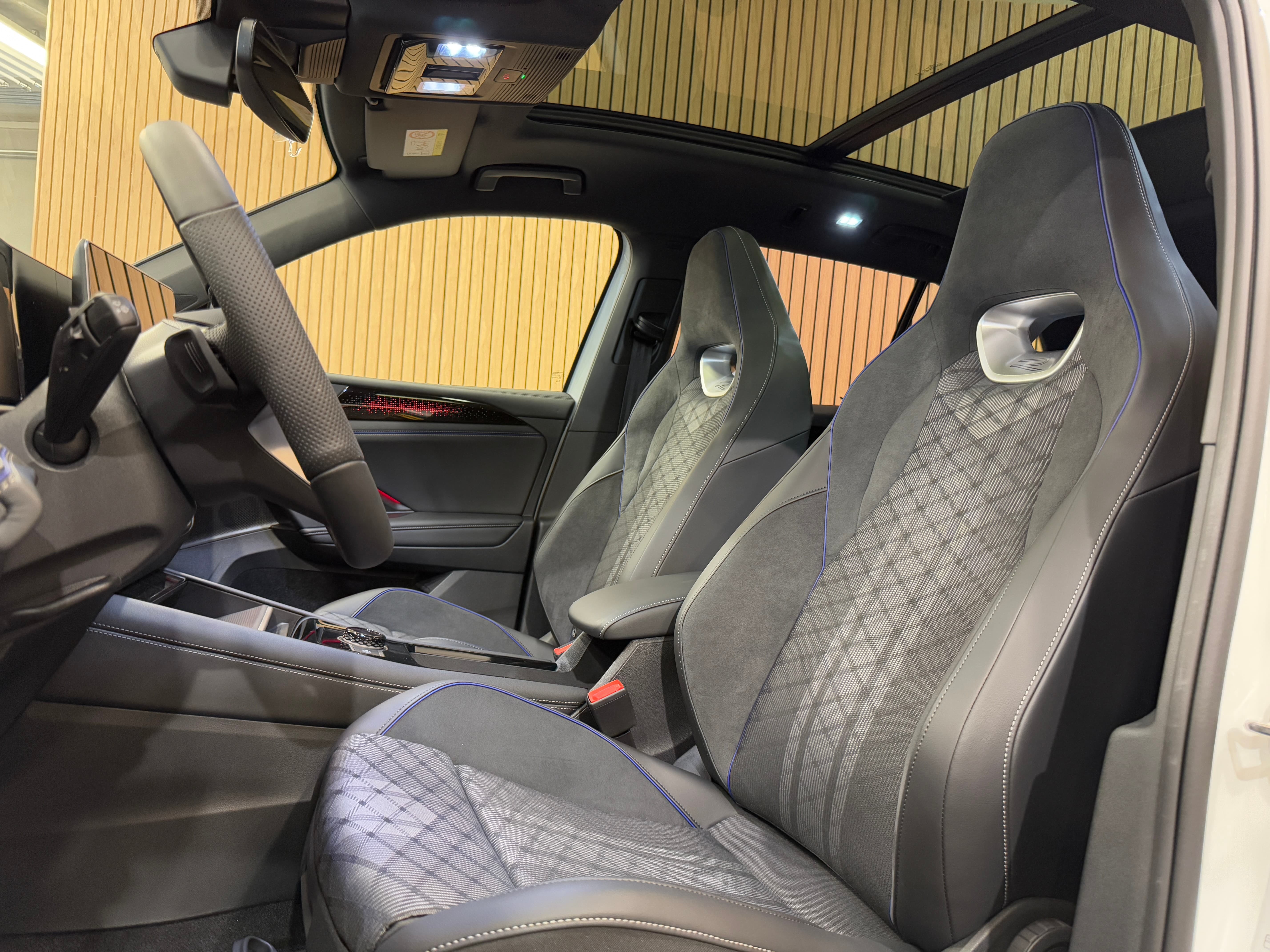 VW Tiguan 1.5 TSI evo2 eHybrid R-Line DSG * Orys Weiss * - Bild 10