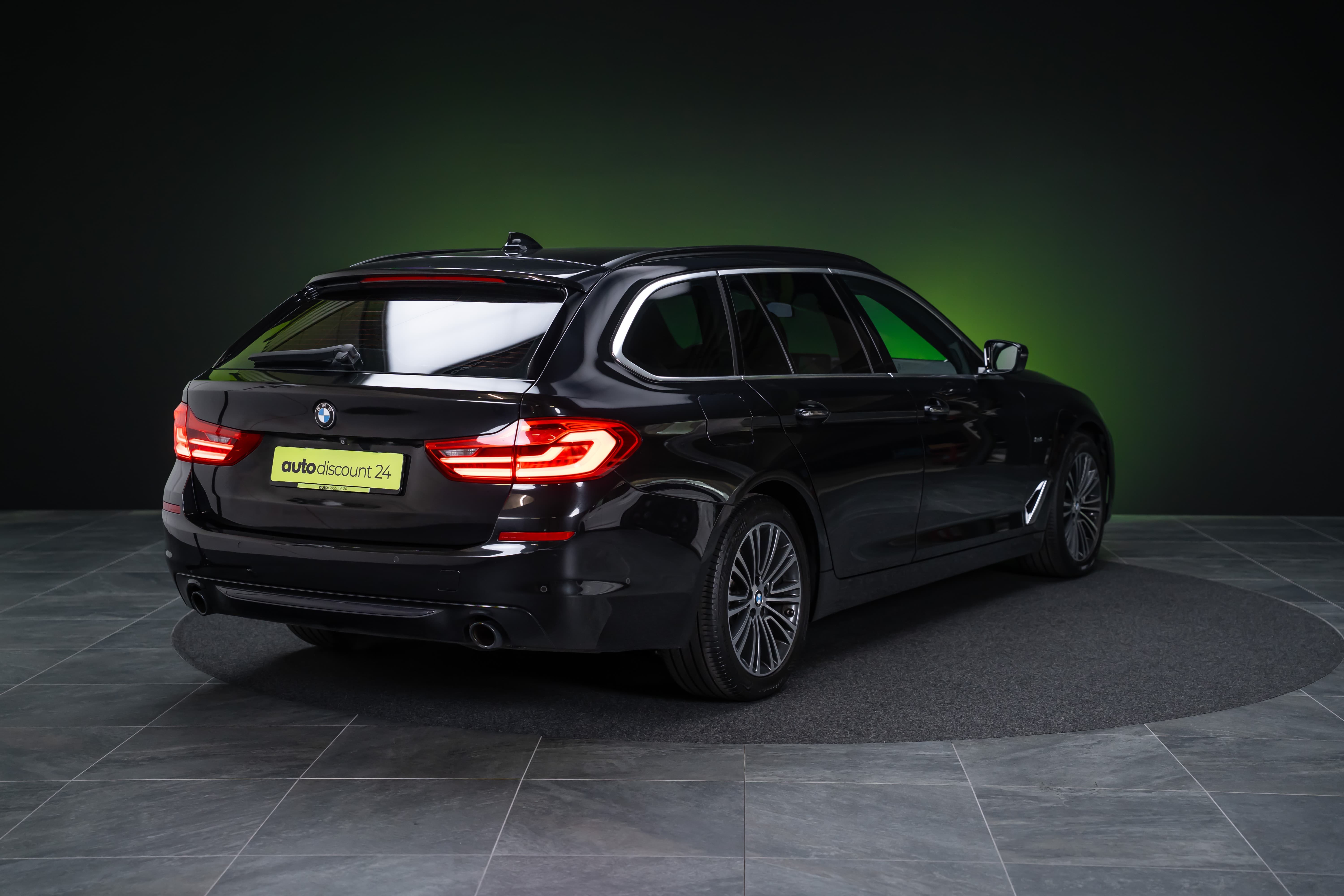 BMW 520d xDrive paddles Touring / CH-Fahrzeug / Rückfahrkamera / HeadUp - Bild 5