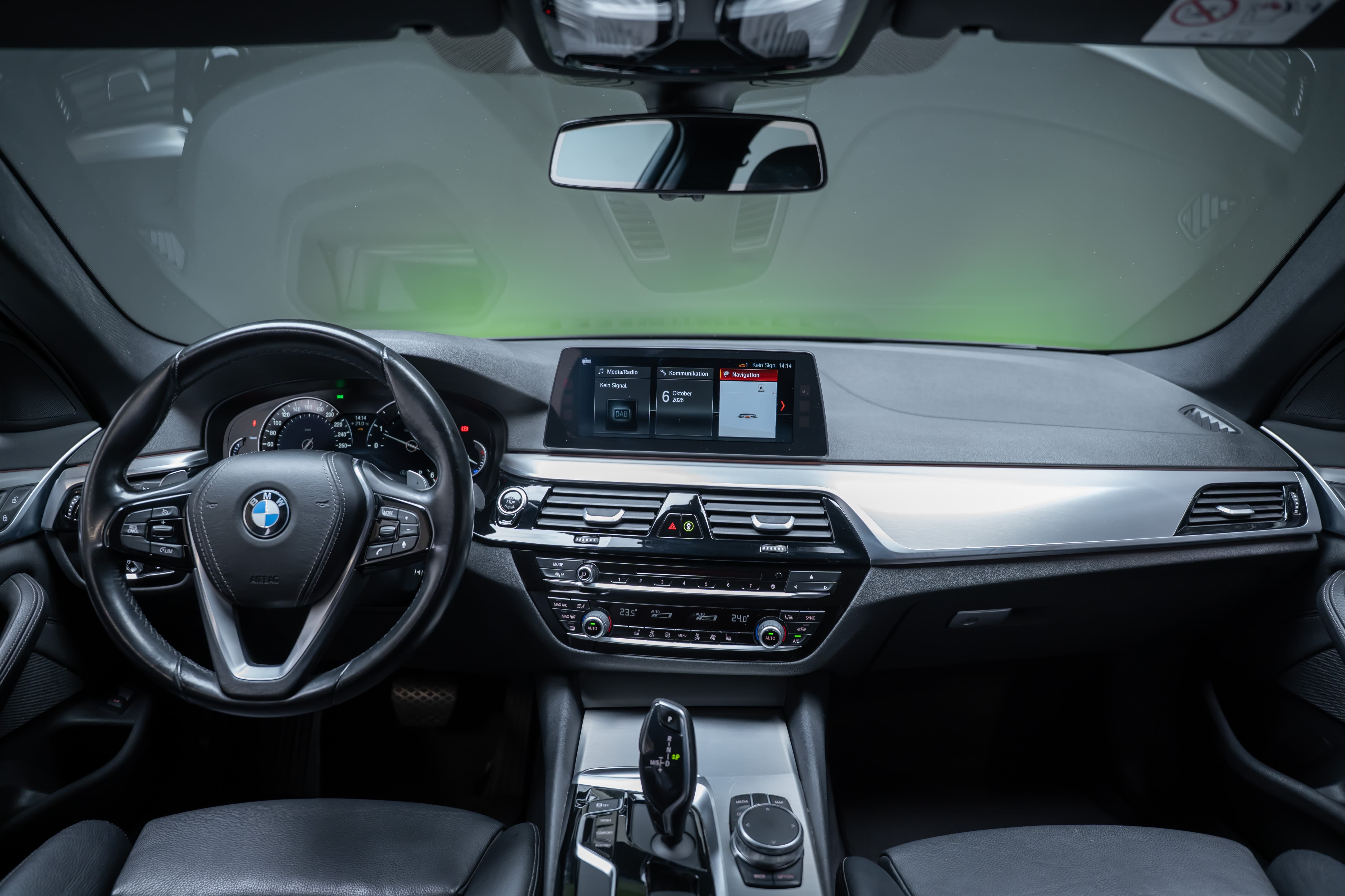 BMW 520d xDrive paddles Touring / CH-Fahrzeug / Rückfahrkamera / HeadUp - Bild 18