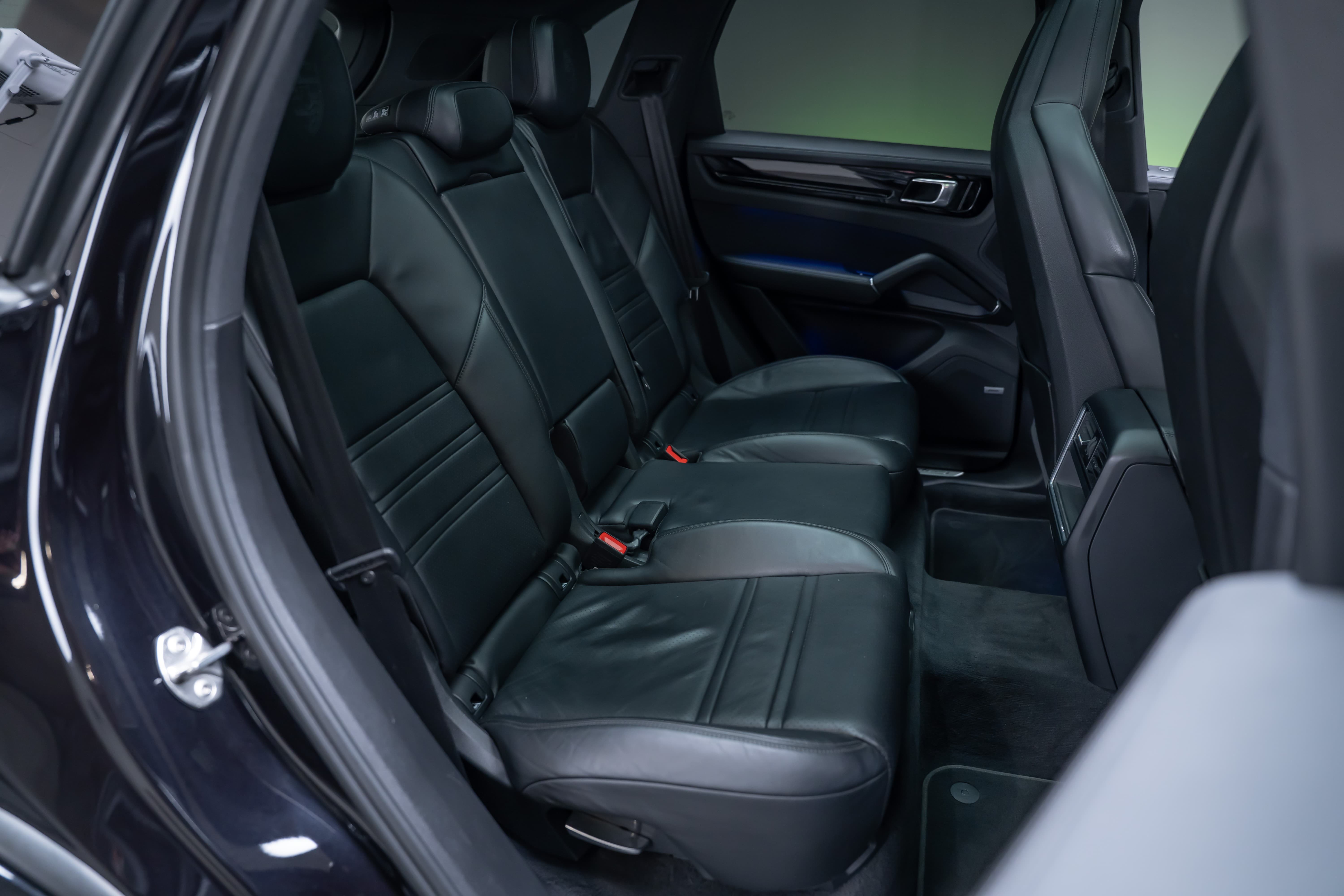 PORSCHE Cayenne 3.0 V6 E-Hybrid / CH-Fahrzeug / Sport-Chrono / Panorama-Schiebedach - Bild 38