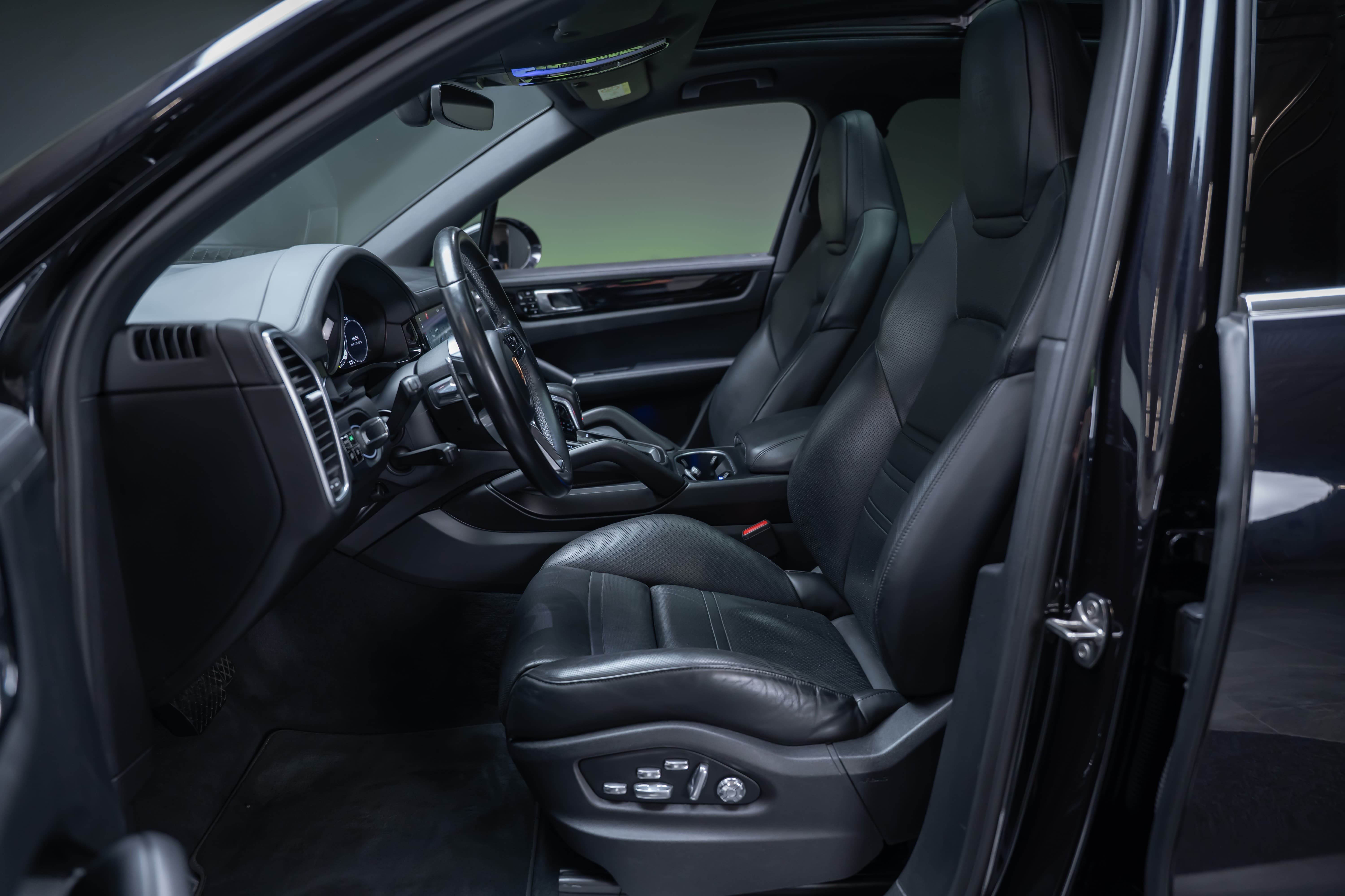 PORSCHE Cayenne 3.0 V6 E-Hybrid / CH-Fahrzeug / Sport-Chrono / Panorama-Schiebedach - Bild 16