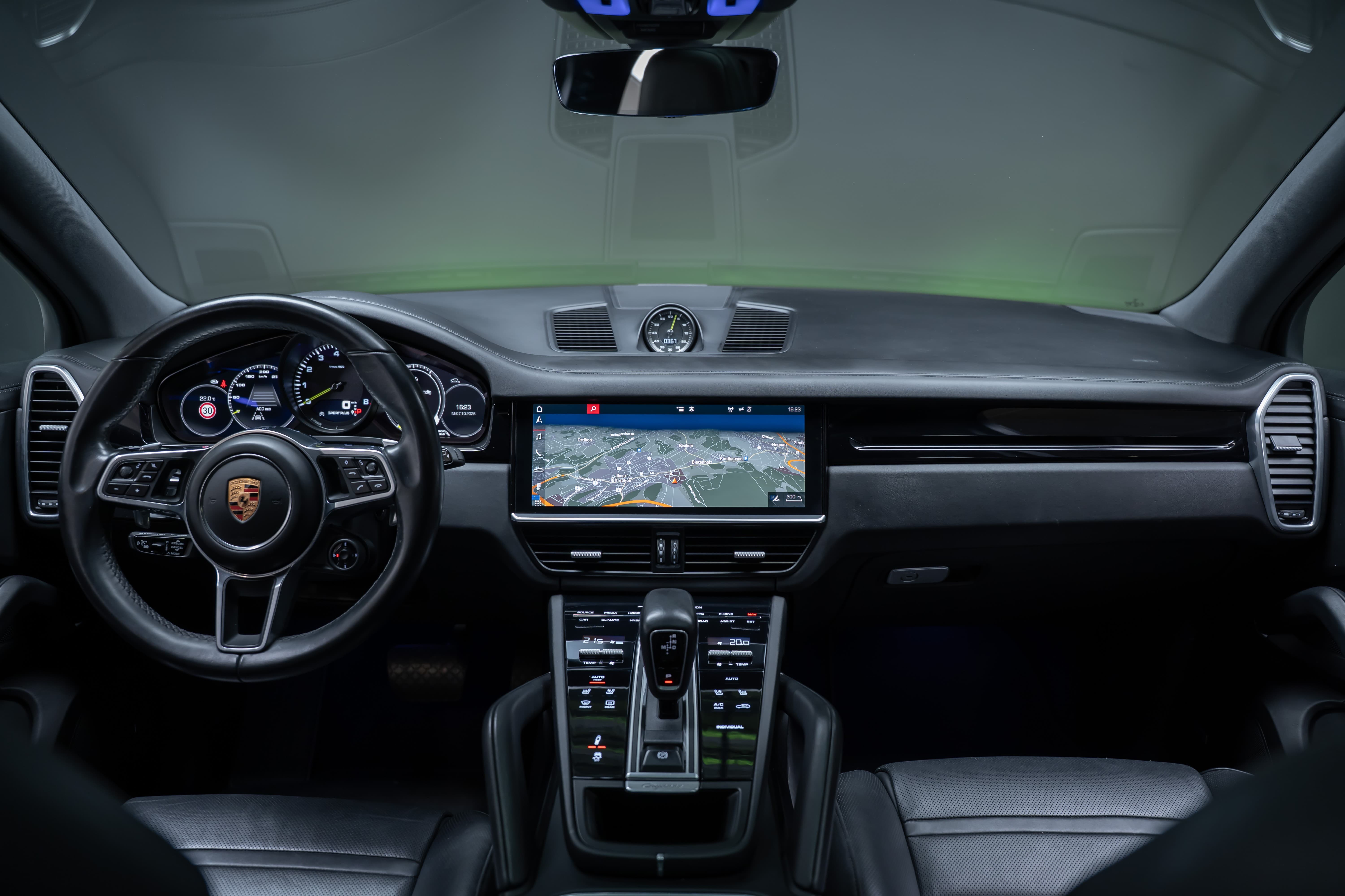 PORSCHE Cayenne 3.0 V6 E-Hybrid / CH-Fahrzeug / Sport-Chrono / Panorama-Schiebedach - Bild 19
