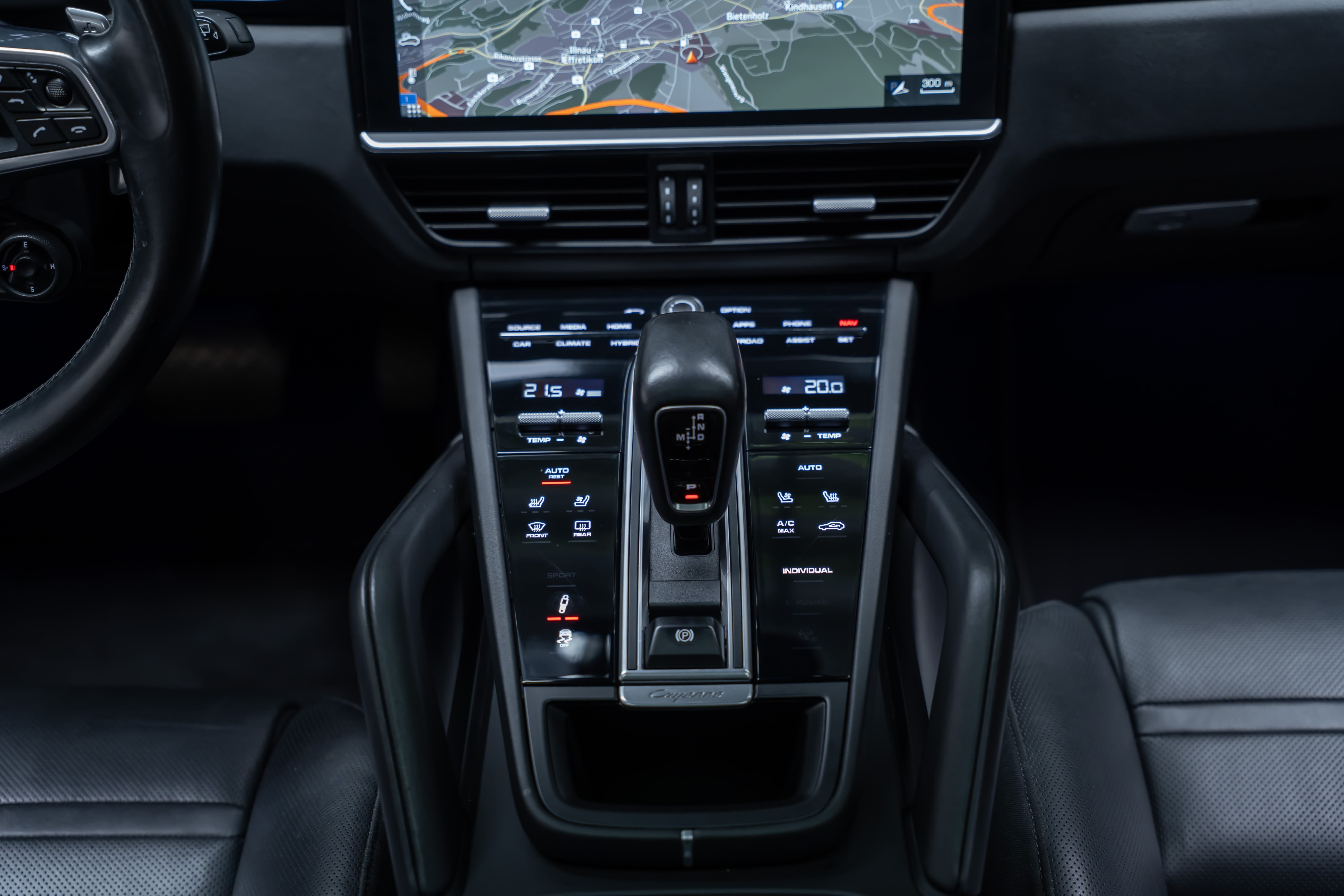 PORSCHE Cayenne 3.0 V6 E-Hybrid / CH-Fahrzeug / Sport-Chrono / Panorama-Schiebedach - Bild 20