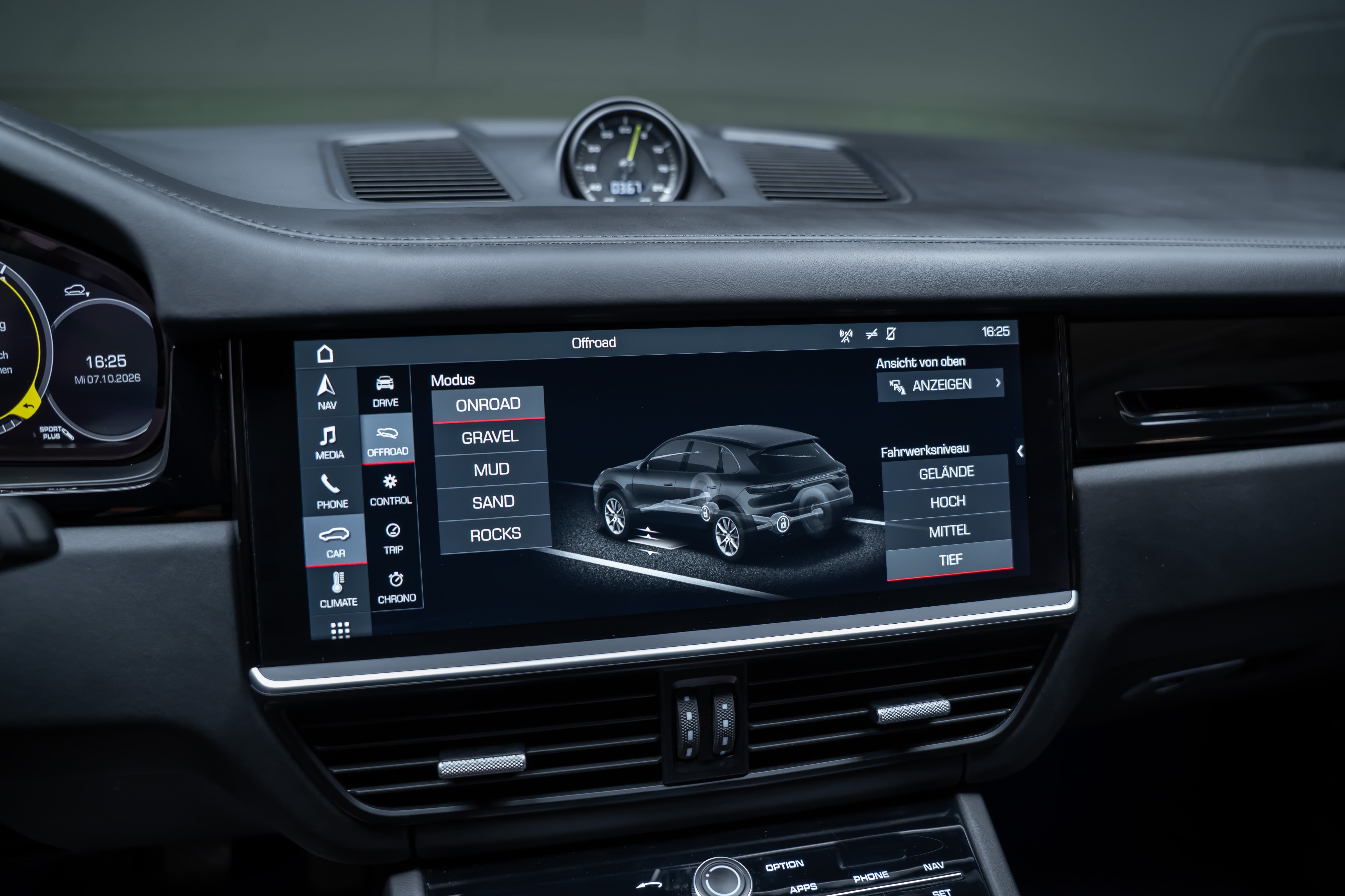 PORSCHE Cayenne 3.0 V6 E-Hybrid / CH-Fahrzeug / Sport-Chrono / Panorama-Schiebedach - Bild 31