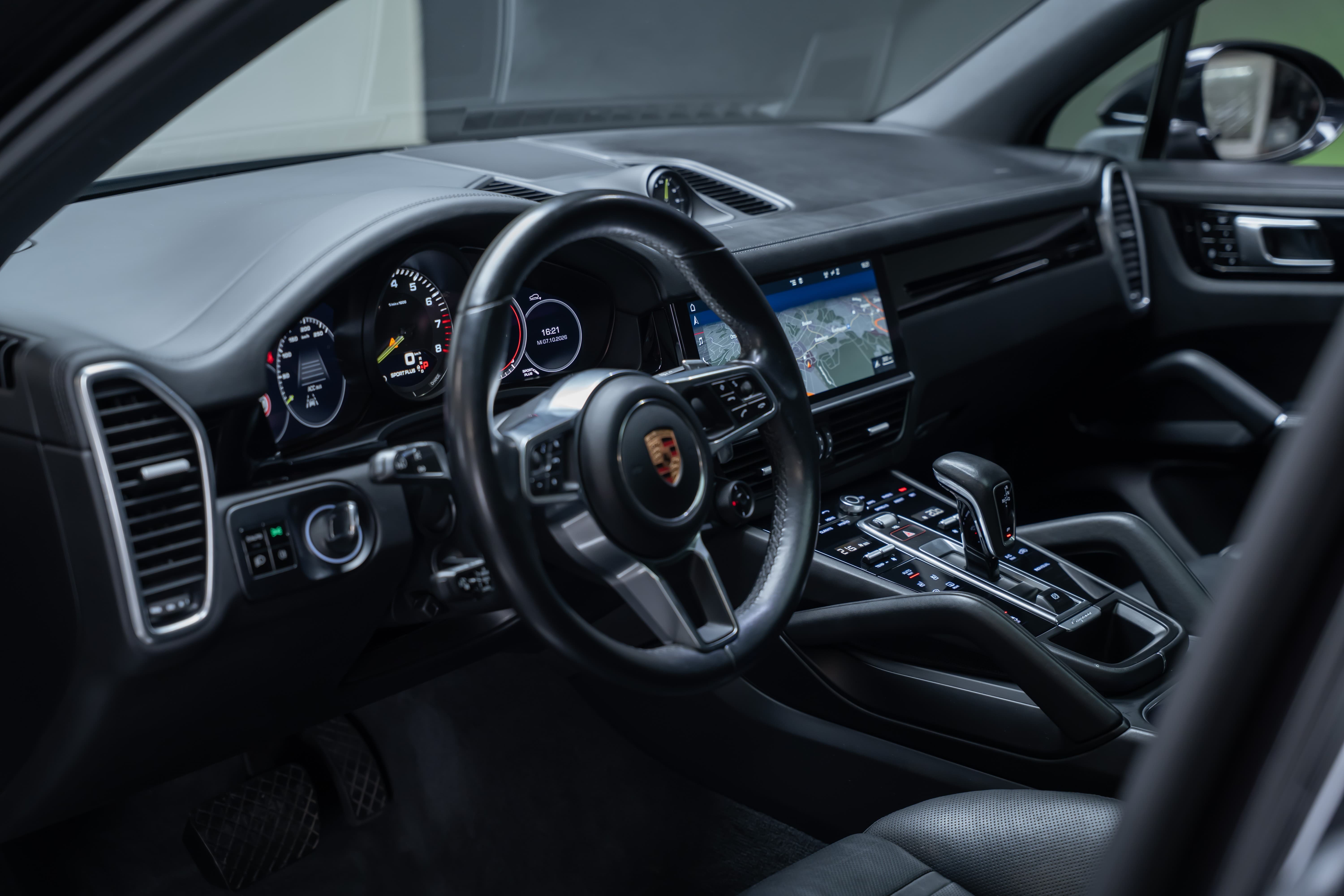 PORSCHE Cayenne 3.0 V6 E-Hybrid / CH-Fahrzeug / Sport-Chrono / Panorama-Schiebedach - Bild 11