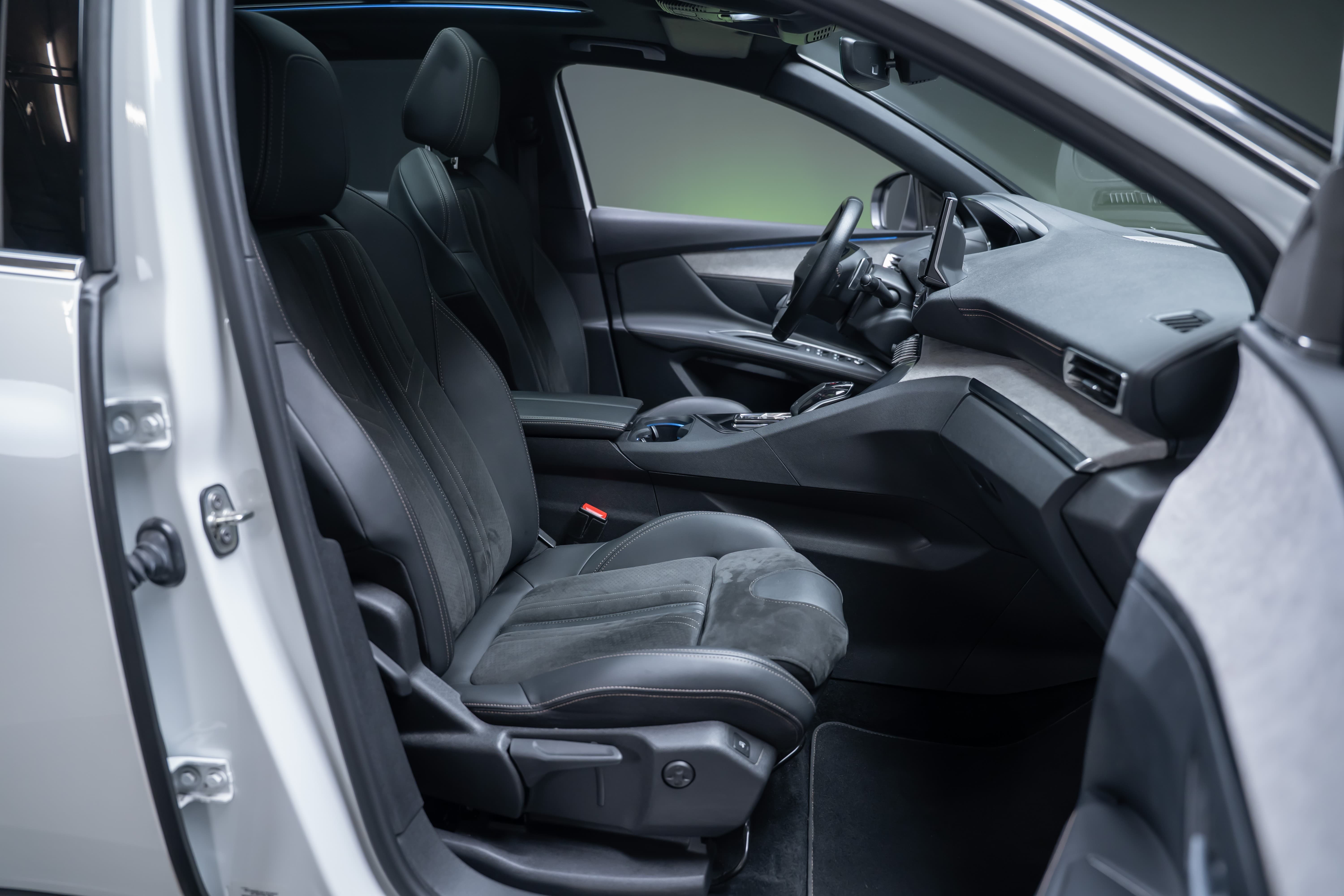 PEUGEOT 3008 1.6 PureTech GT Pack / CH-Fahrzeug / Panorama-Schiebedach / 360°Kamera - Bild 23