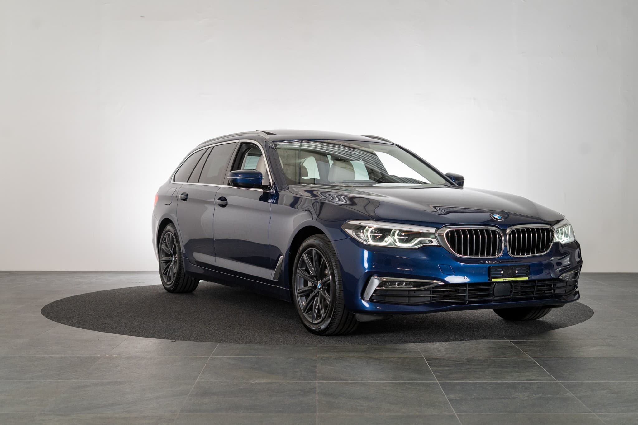 BMW 530i xDrive SAG Touring M Sport / CH-Fahrzeug / Panorama - Glasdach / 360°Kamera / HeadUp - Bild 3