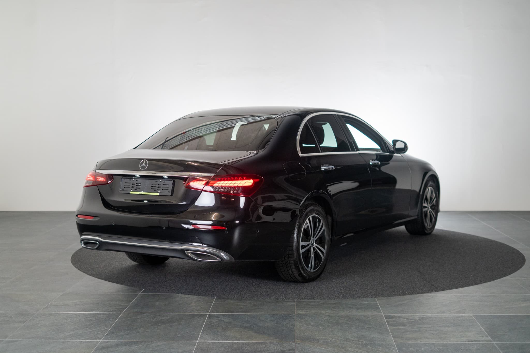 MERCEDES-BENZ E 200 Avantgarde 4matic / CH-Fahrzeug / 360°Kamera / Ambientebeleuchtung - Bild 4