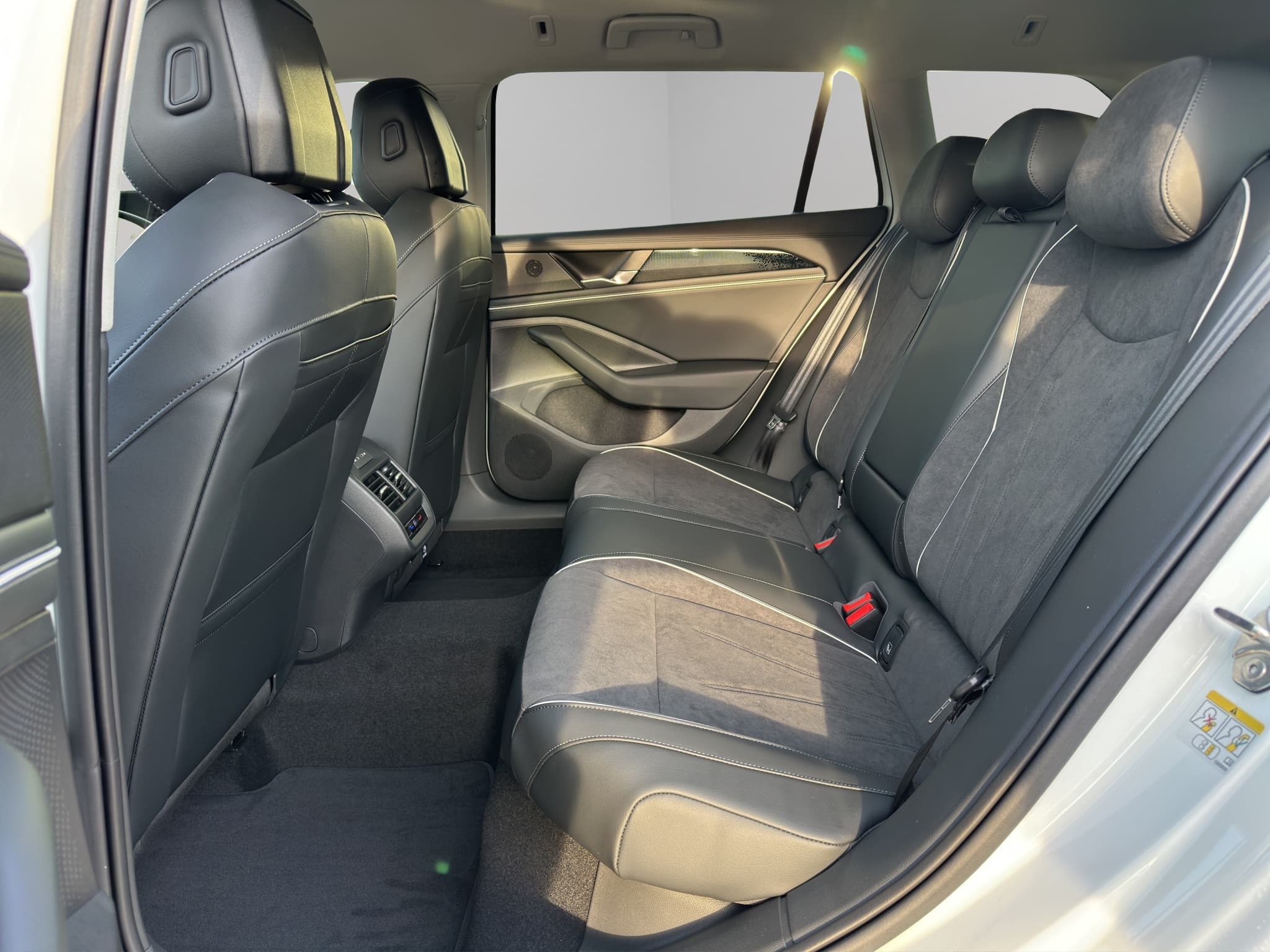 VW Passat Variant 2.0 TDI evo Business 4 Motion DSG - Bild 11