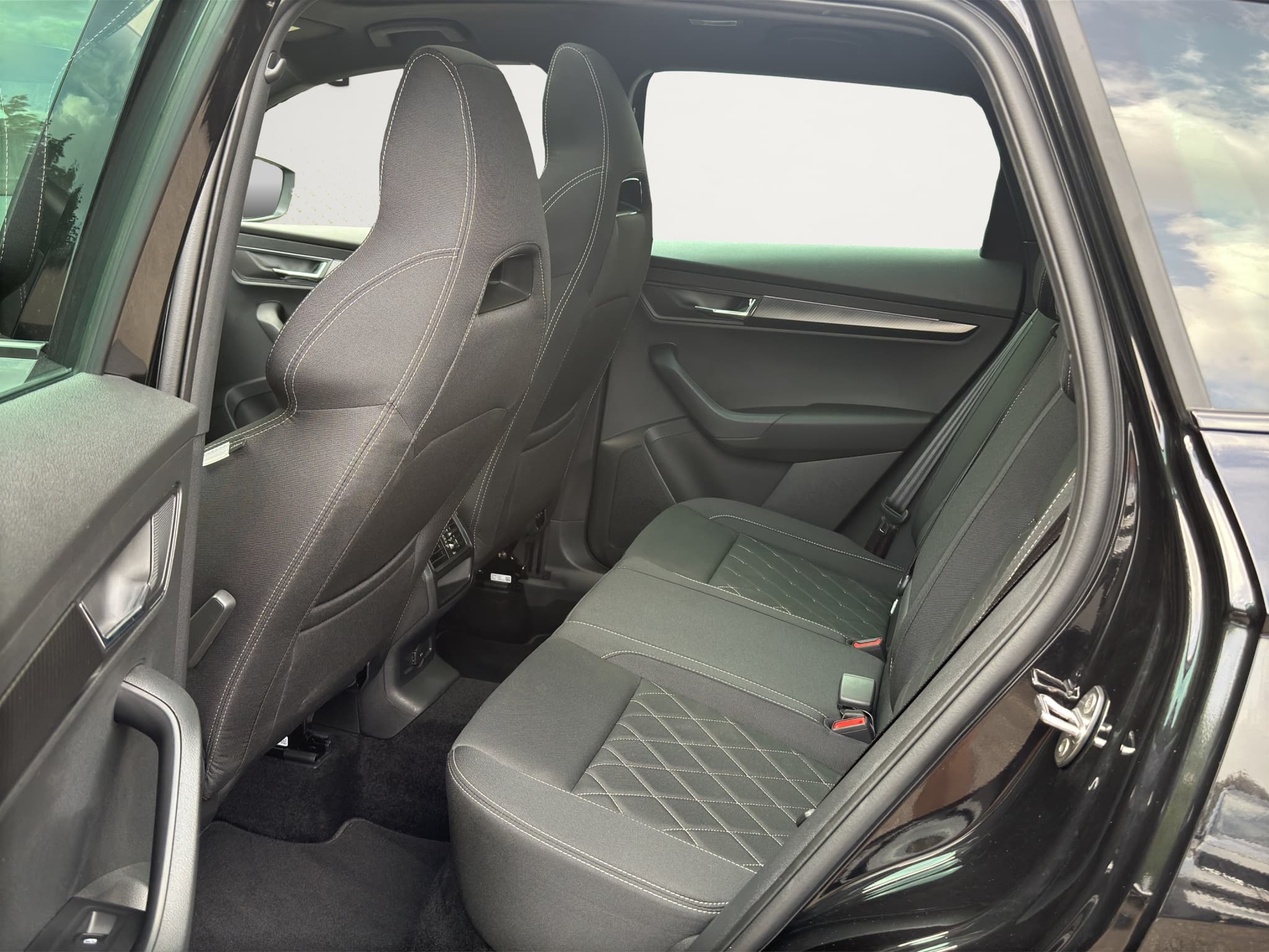 SKODA Karoq 1.5TSI Sport Line Aut. Panorama-Schiebedach - Bild 14