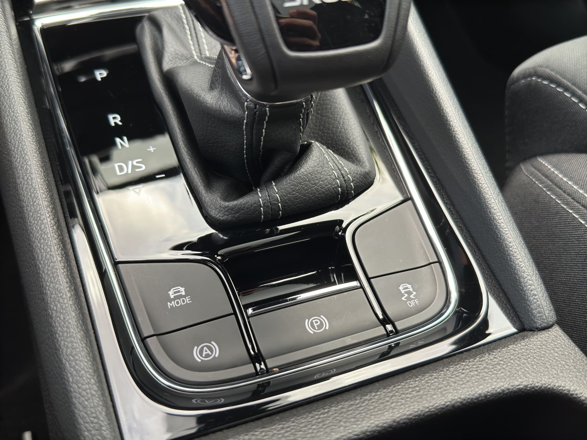 SKODA Karoq 1.5TSI Sport Line Aut. Panorama-Schiebedach - Bild 23