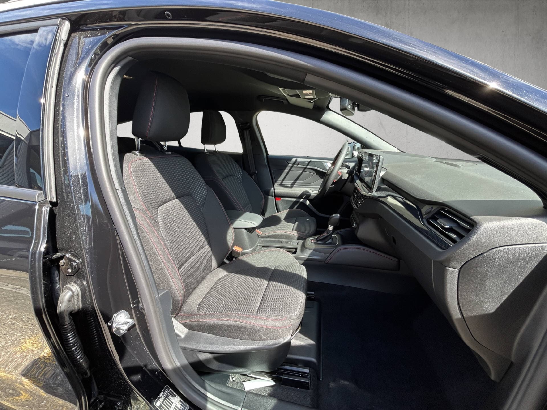 FORD Focus Station Wagon 1.0i EcoB Hybrid 155 ST-Line X - Bild 19