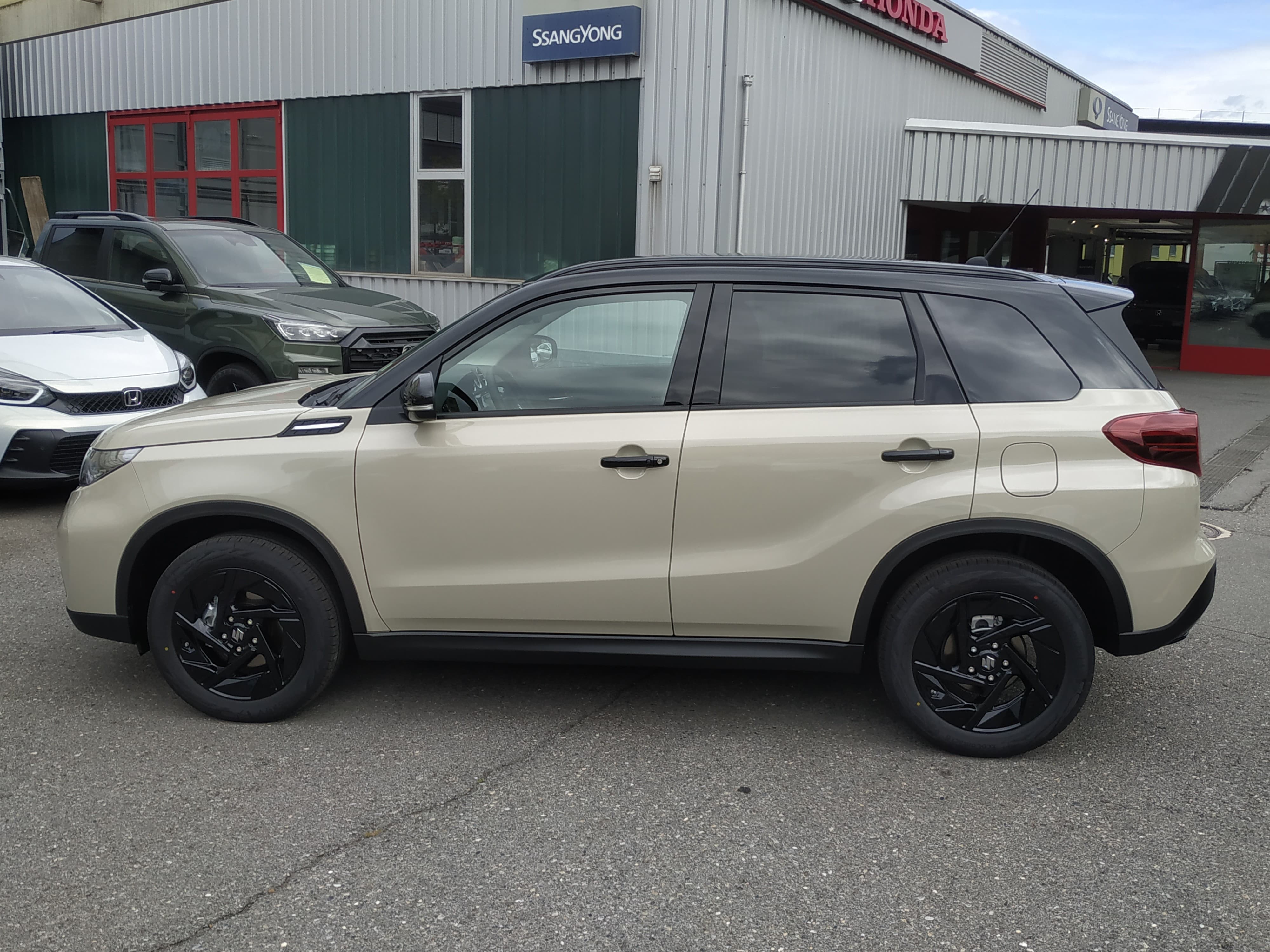 SUZUKI Vitara 1.4 Boosterjet Black Edition Top 4x4 Hybrid Automatic - Bild 9