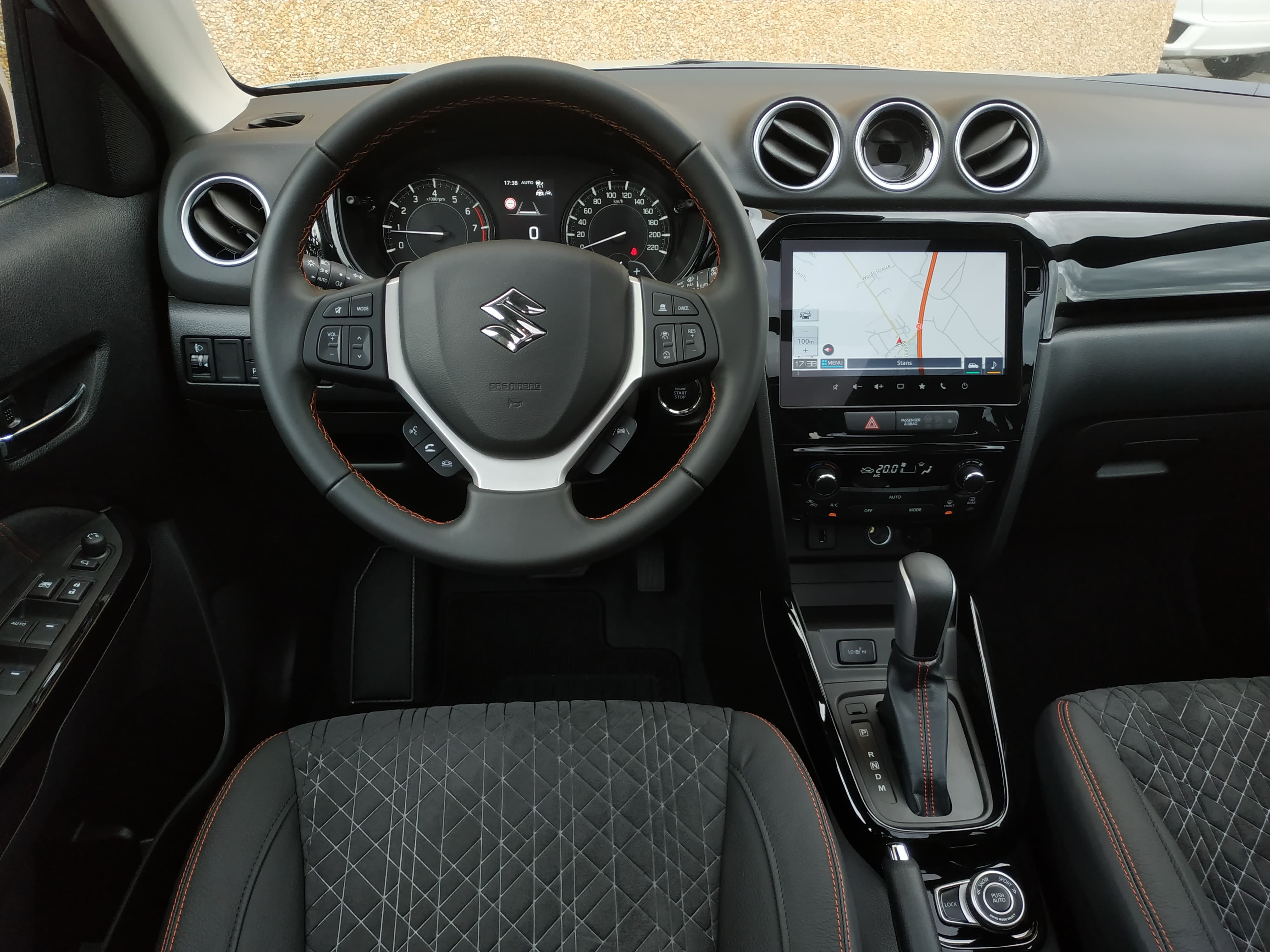 SUZUKI Vitara 1.4 Boosterjet Black Edition Top 4x4 Hybrid Automatic - Bild 12