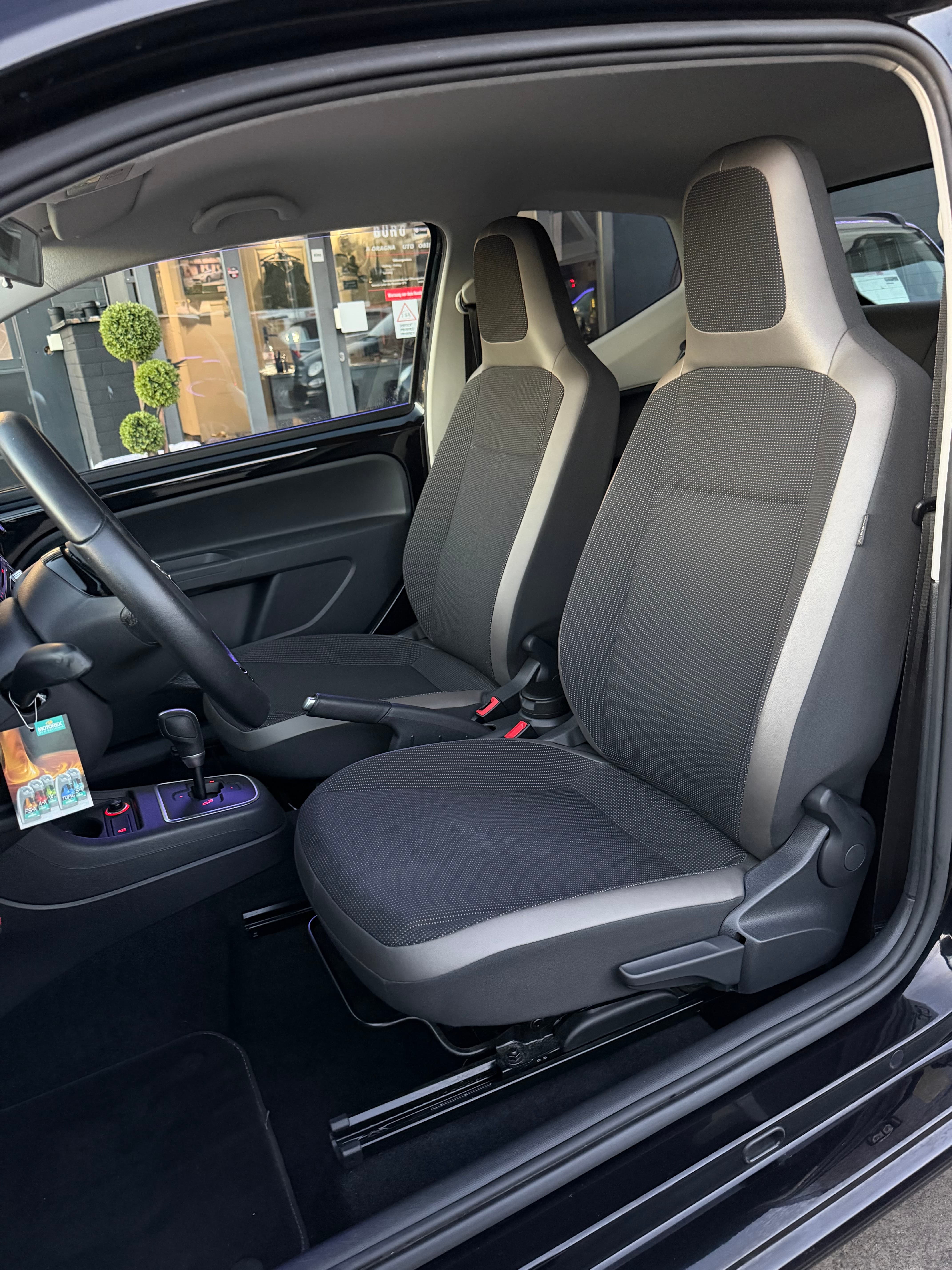 VW Up 1.0 black up Art on Ice ASG - Bild 12