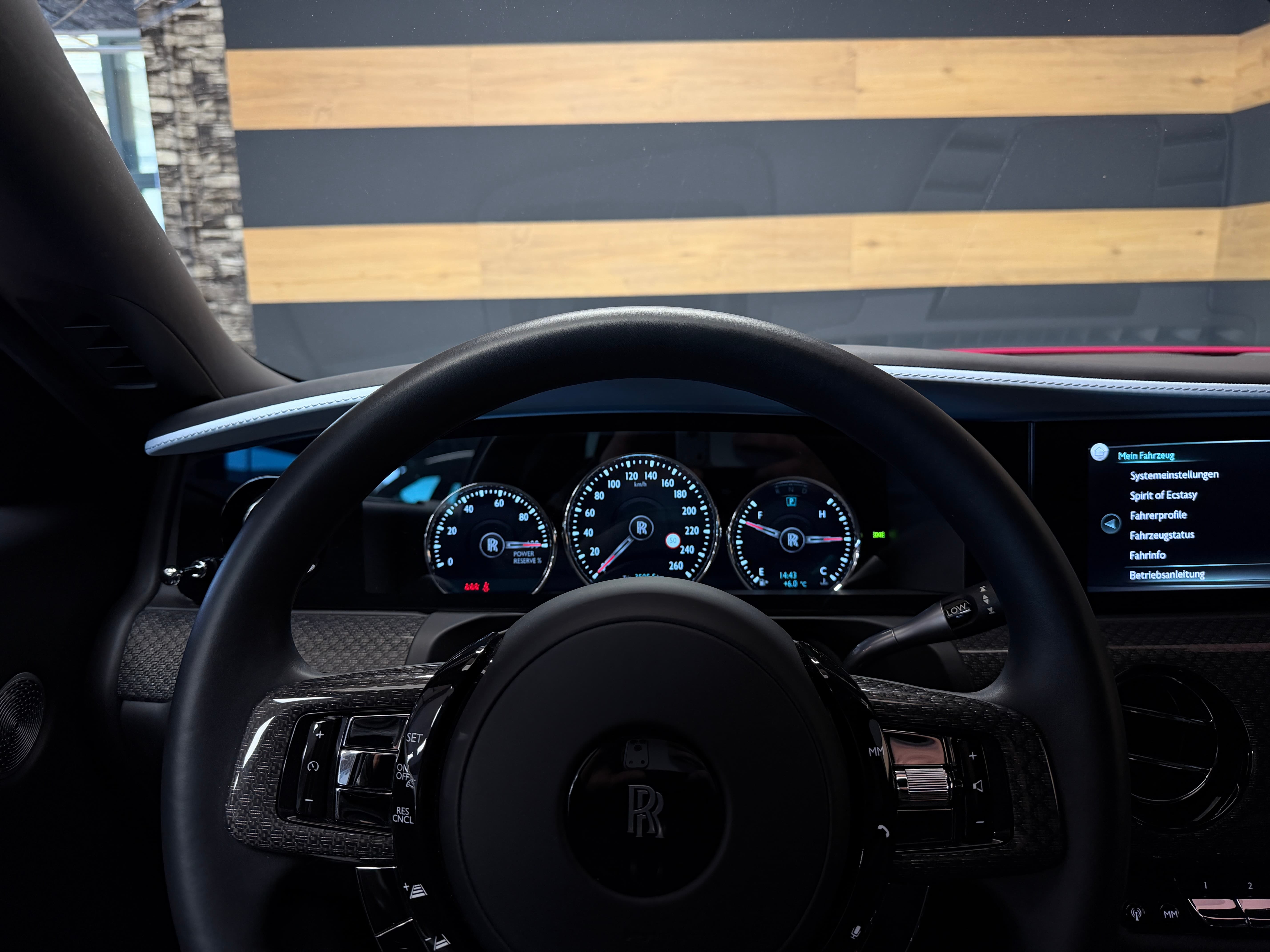ROLLS-ROYCE Ghost II 6.75 V12 Black Badge – Bespoke „Forbidden Rose“ - Bild 21