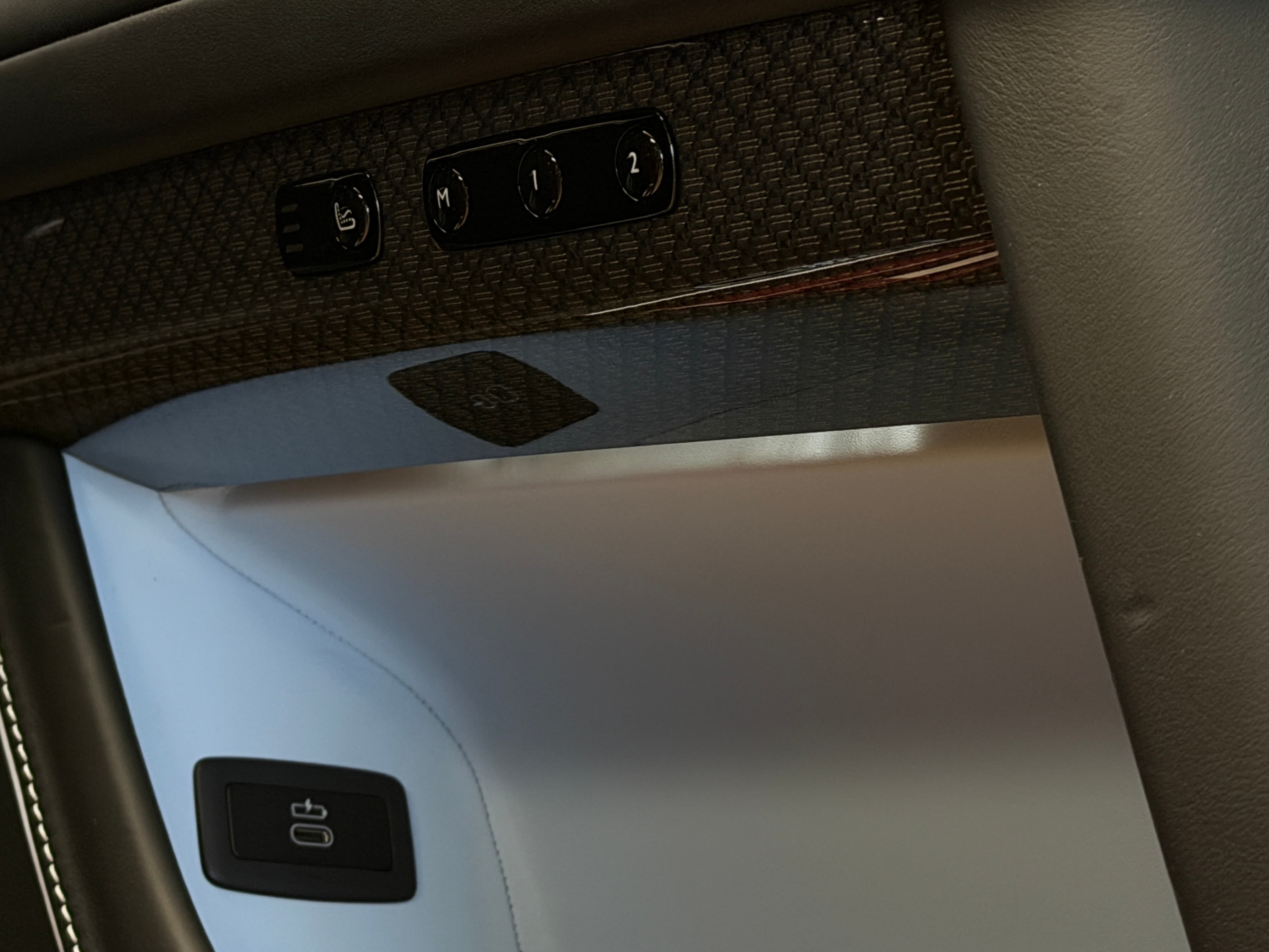 ROLLS-ROYCE Ghost II 6.75 V12 Black Badge – Bespoke „Forbidden Rose“ - Bild 15