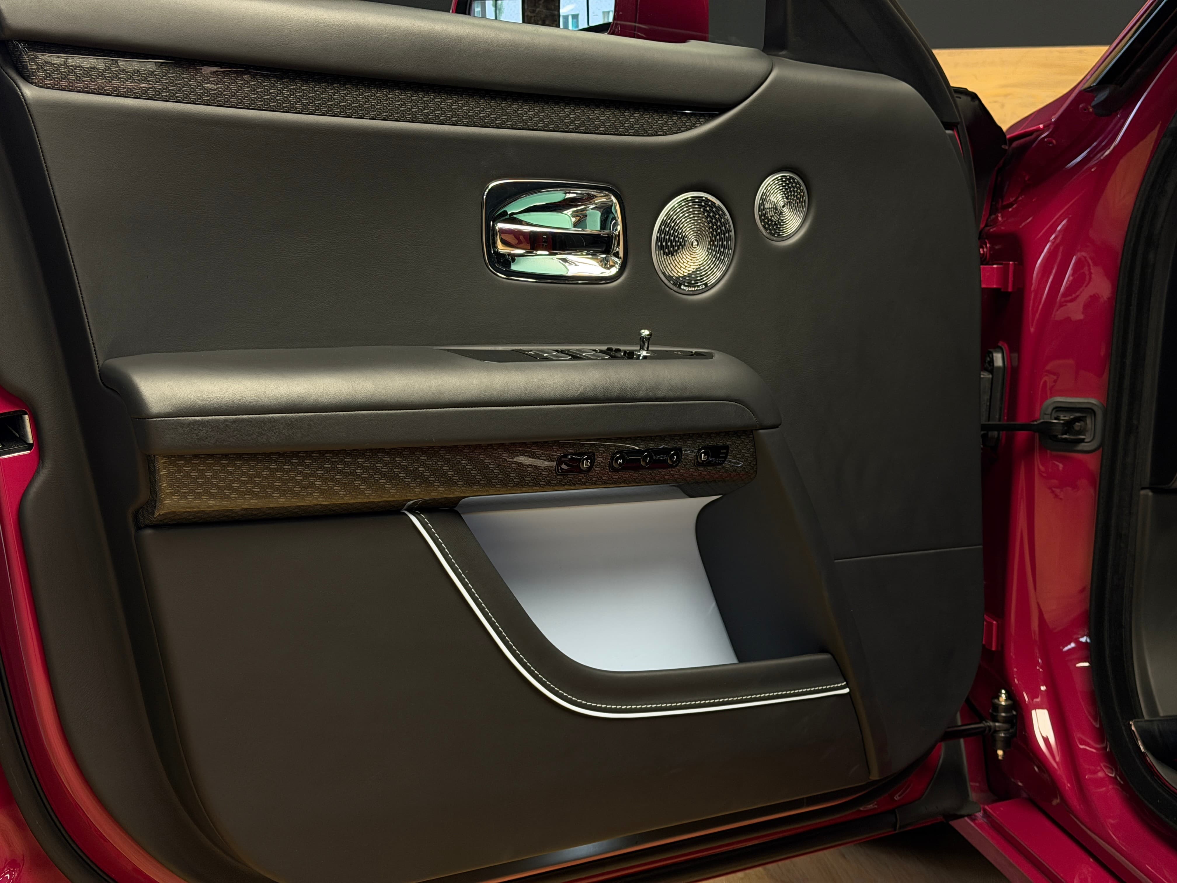 ROLLS-ROYCE Ghost II 6.75 V12 Black Badge – Bespoke „Forbidden Rose“ - Bild 19