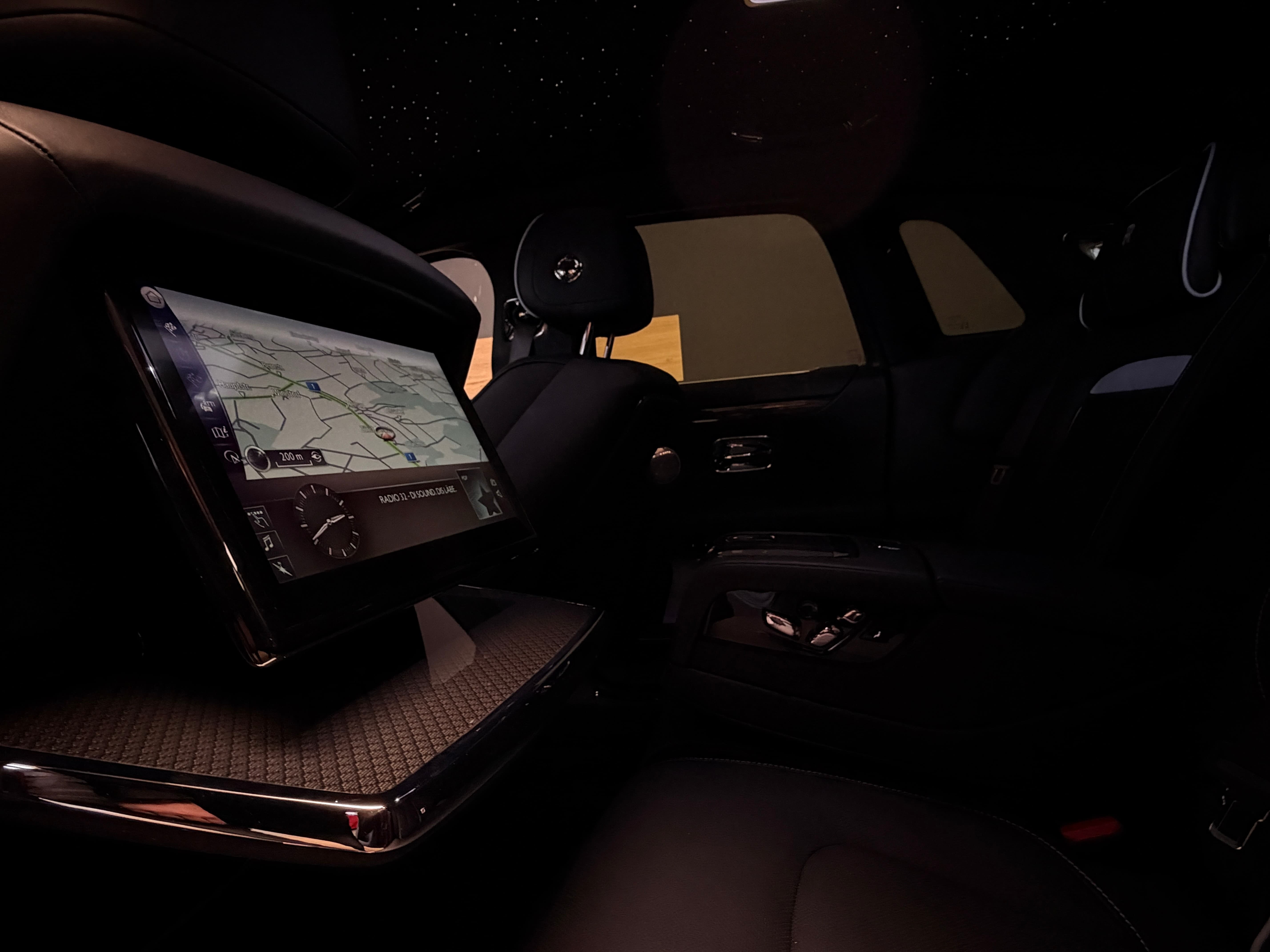 ROLLS-ROYCE Ghost II 6.75 V12 Black Badge – Bespoke „Forbidden Rose“ - Bild 14