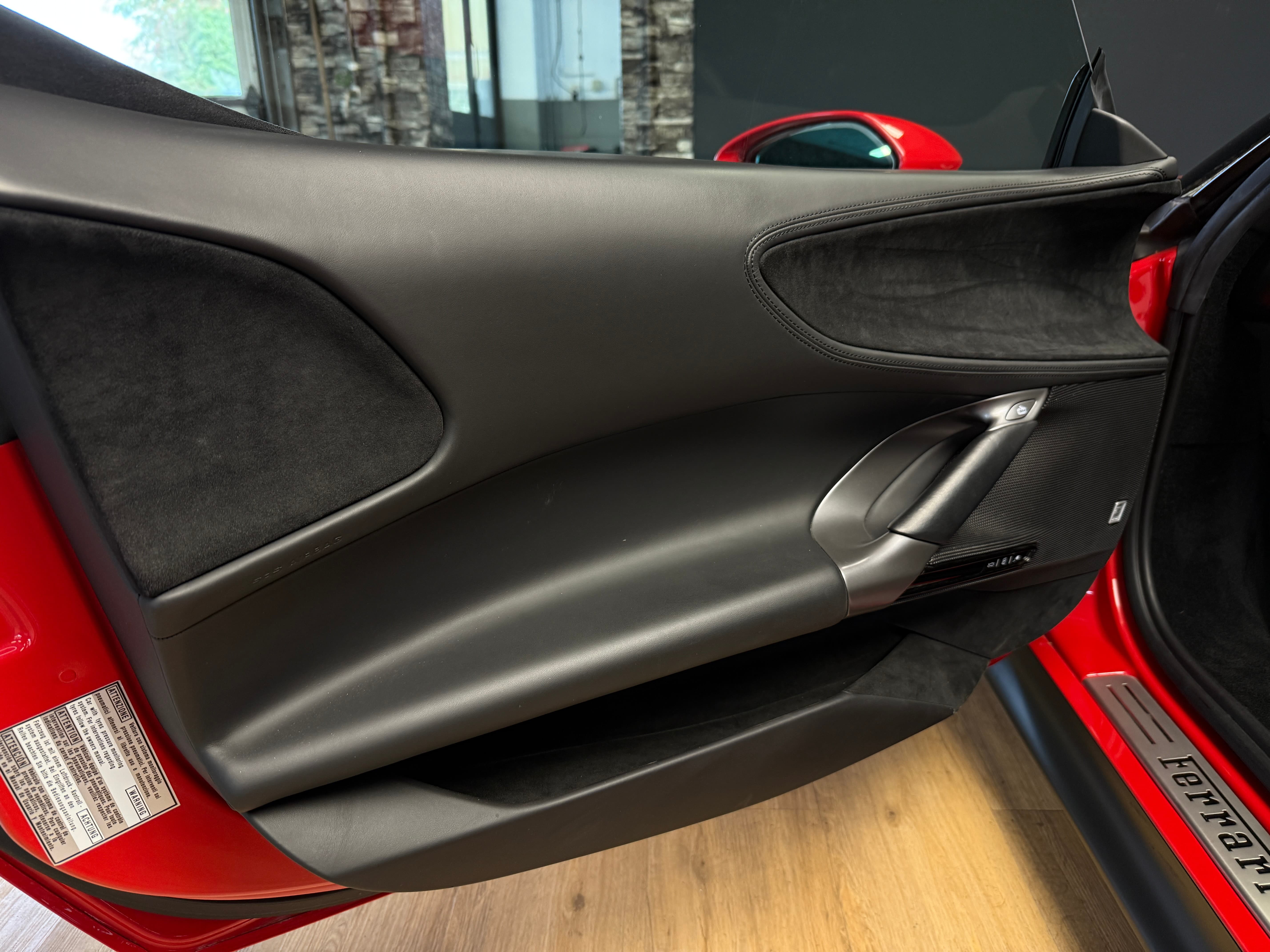 FERRARI SF90 Spider - Bild 8