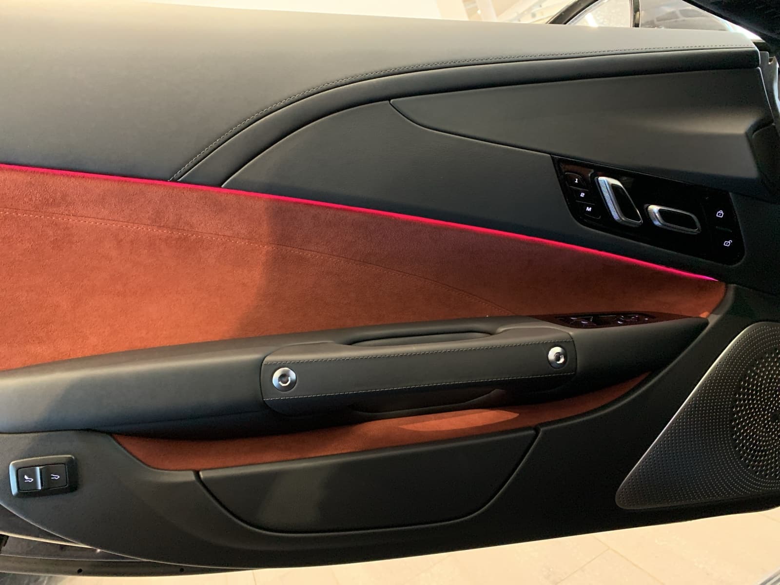 MG Cyberster 77 kWh Stoffdach Rot 4WD - Bild 7