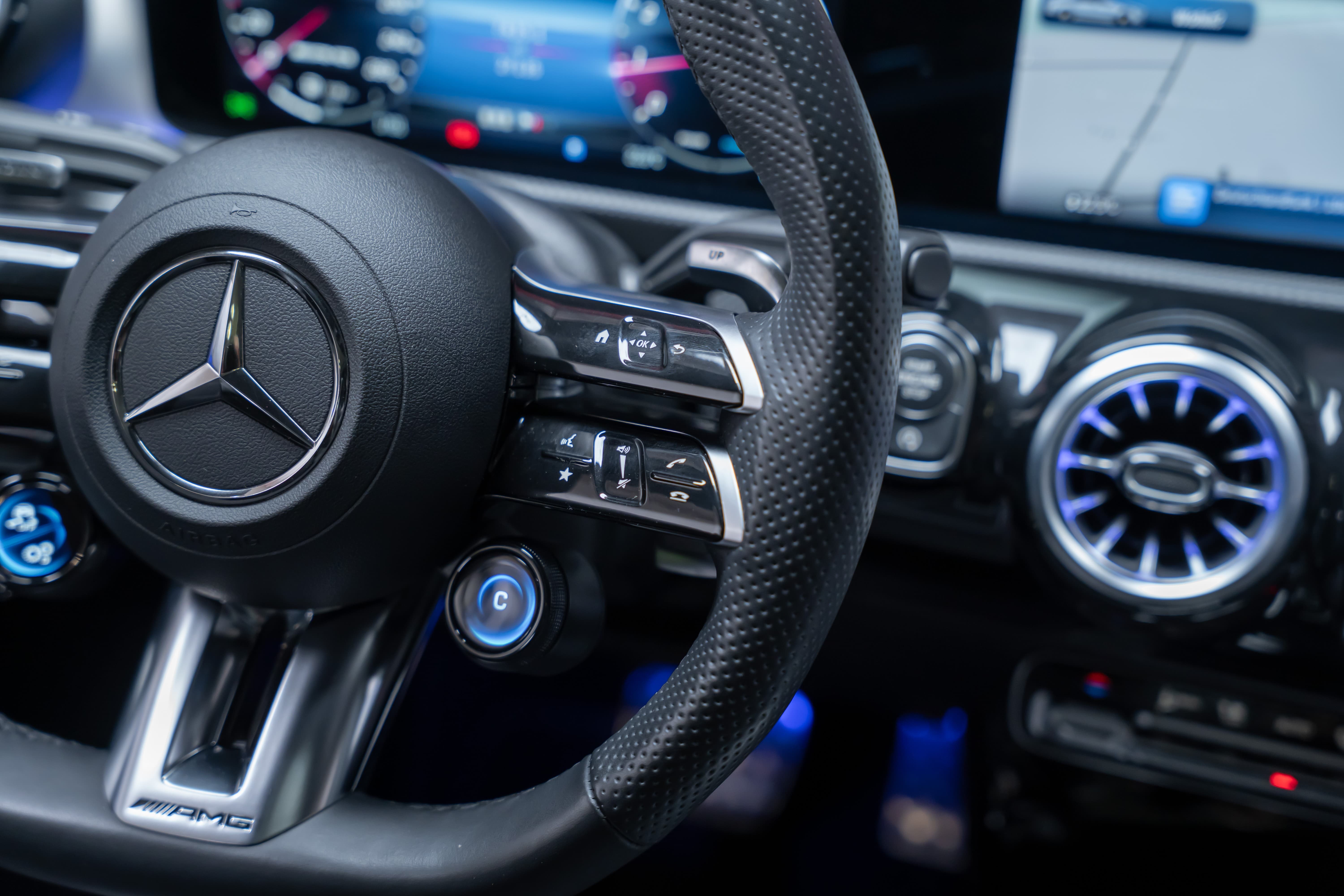 MERCEDES-BENZ CLA 35 AMG 4matic/ Facelift / Head-Up Display / Panorama-Schiebedach - Bild 29