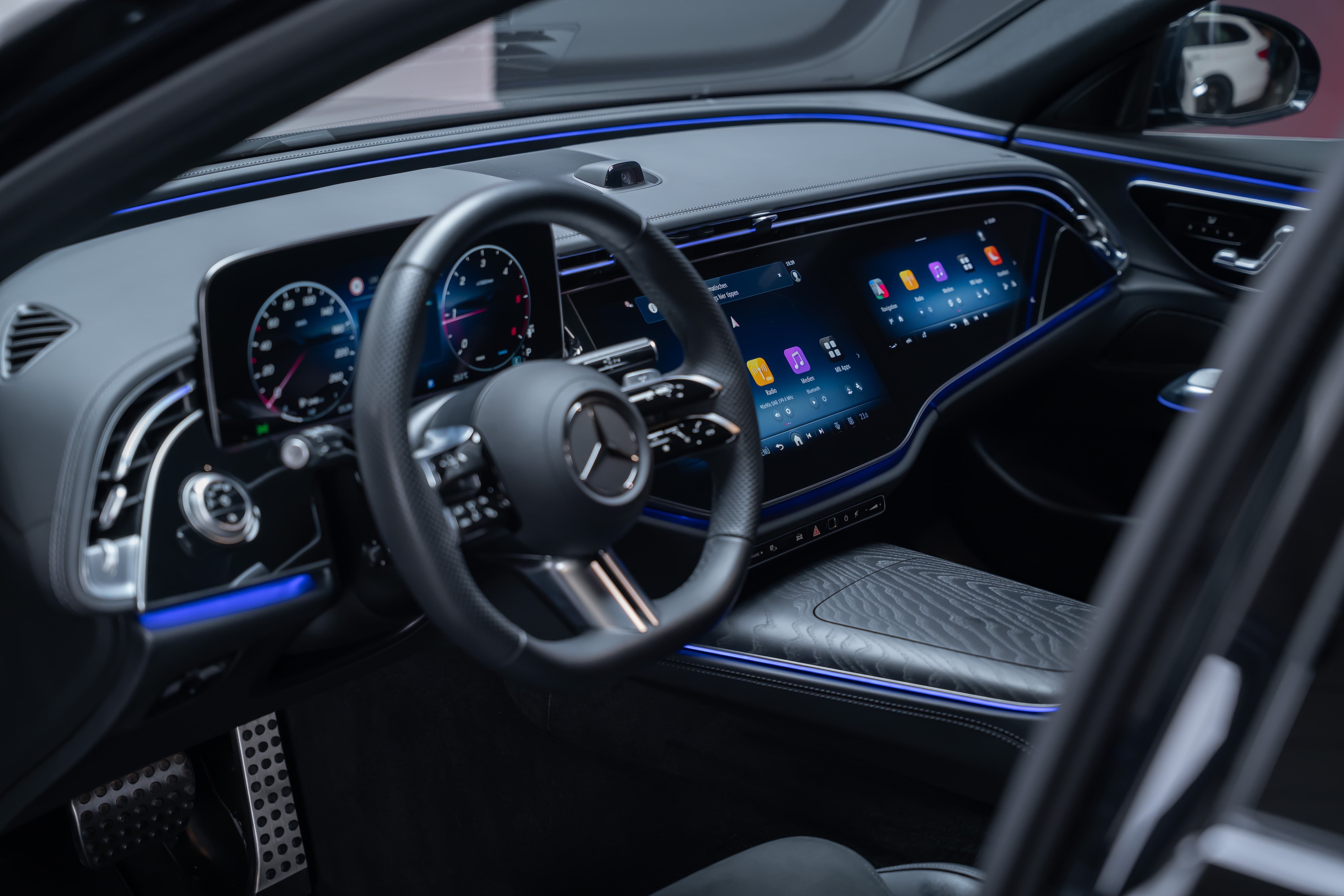 MERCEDES-BENZ E 220 d AMG Line / Hyperscreen / 360°Kamera / el.Sitze - Bild 12