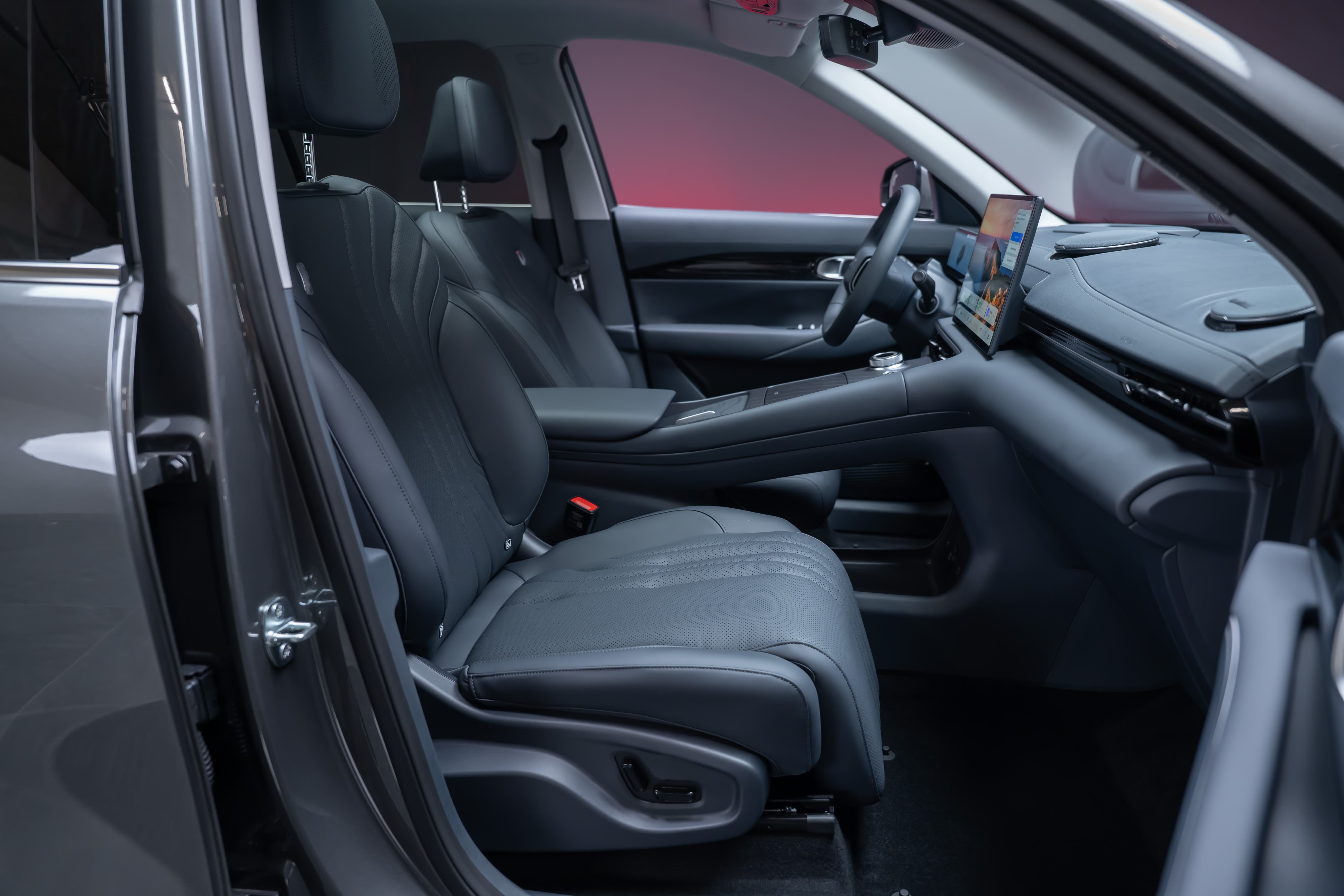 GEELY MAX + / Panorama-Glasdach / HeadUp / 360°Kamera - Bild 23