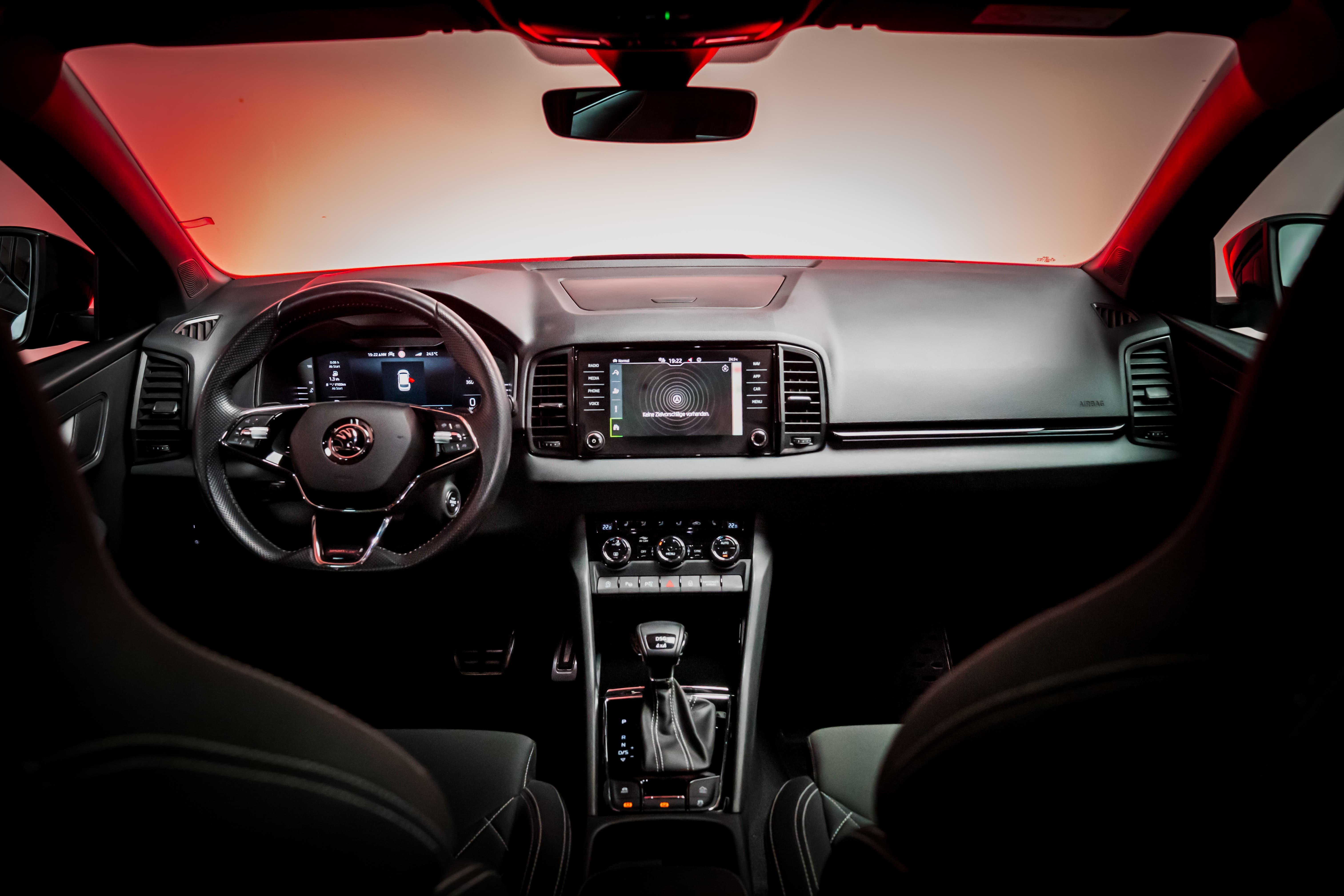SKODA Karoq 2.0 TSI SportLine 4x4 DSG / Panoramadach / Parkassistent / Sitzheizung - Bild 16