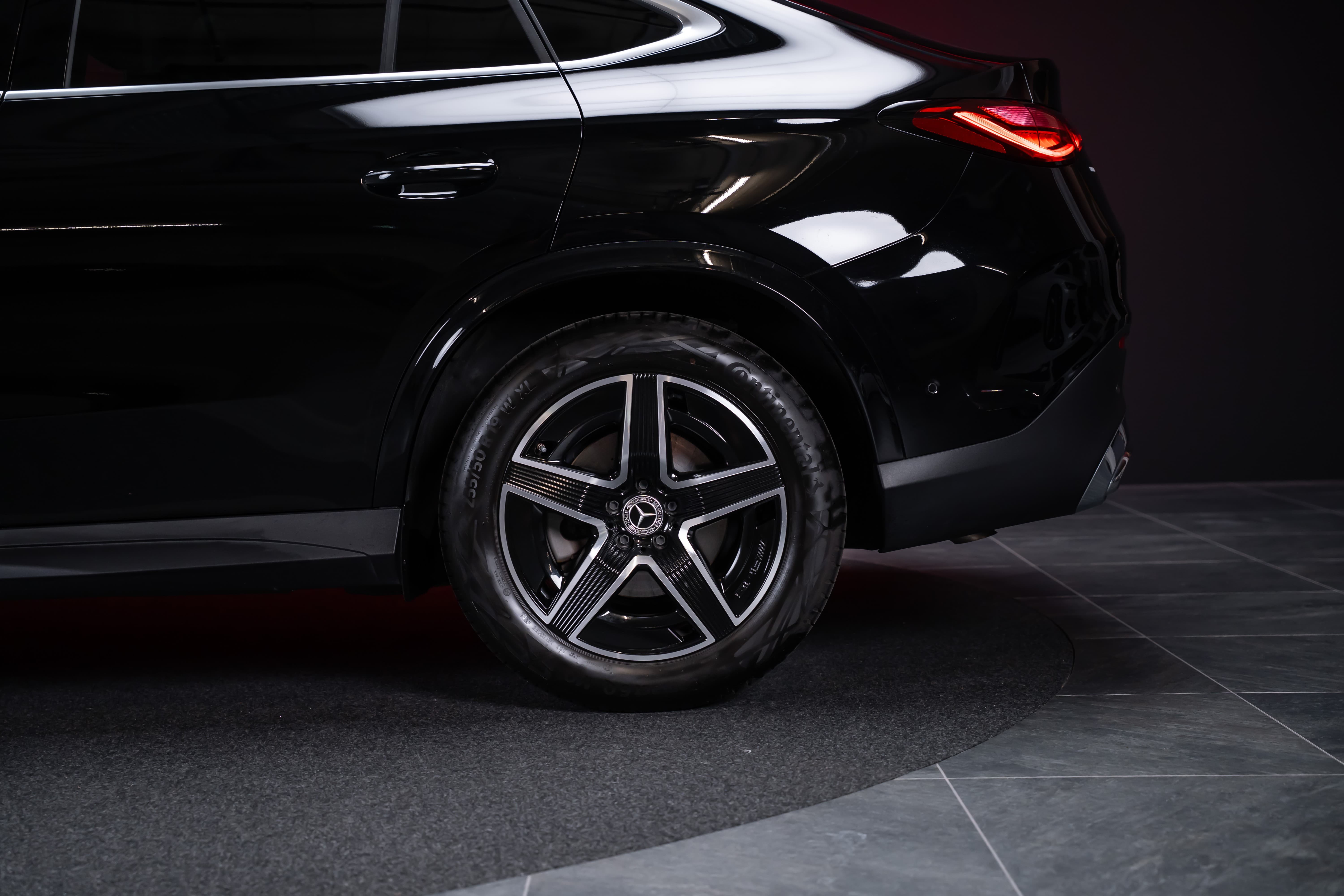 MERCEDES-BENZ GLC 300 AMG Line 4matic Coupé / Panorama-Glasdach / Burmester / 360°Kamera - Bild 16