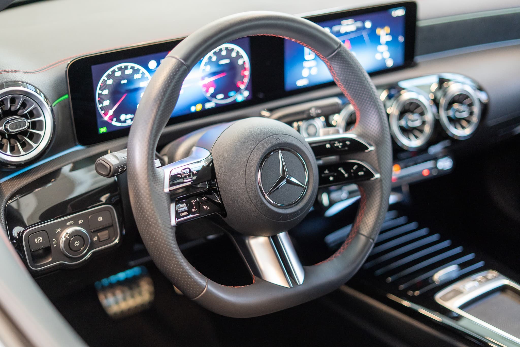 MERCEDES-BENZ CLA 200 AMG Line / Rückfahrkamera / Ambientebeleuchtung / Navi - Bild 11