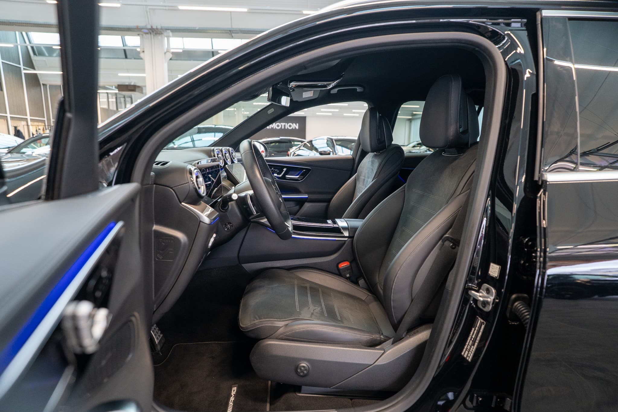 MERCEDES-BENZ GLC 300 d AMG Line 4matic / Rückfahrkamera / el.Sitze / Ambientebeleuchtung - Bild 9