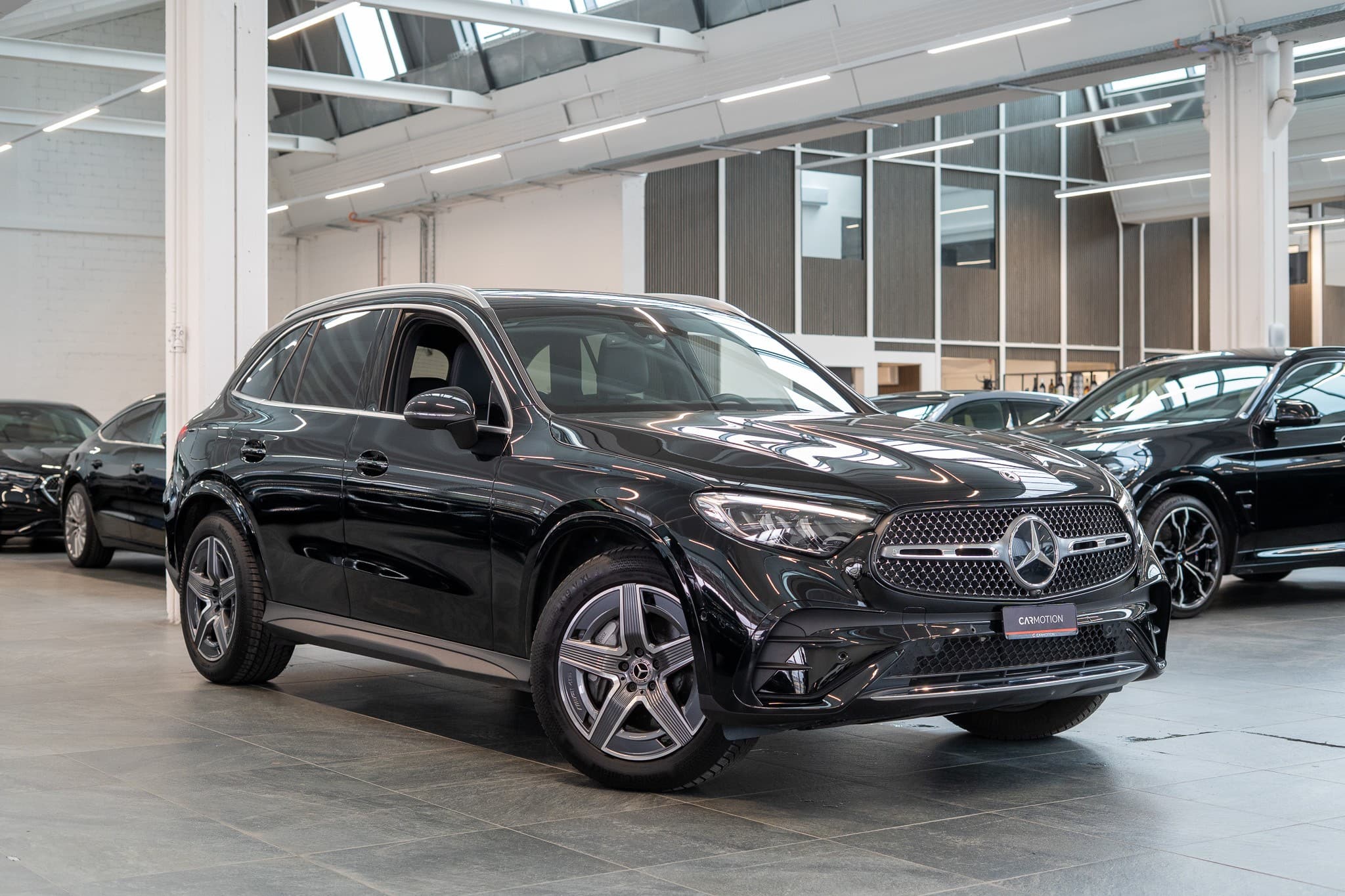 MERCEDES-BENZ GLC 300 d AMG Line 4matic / Rückfahrkamera / el.Sitze / Ambientebeleuchtung - Bild 3