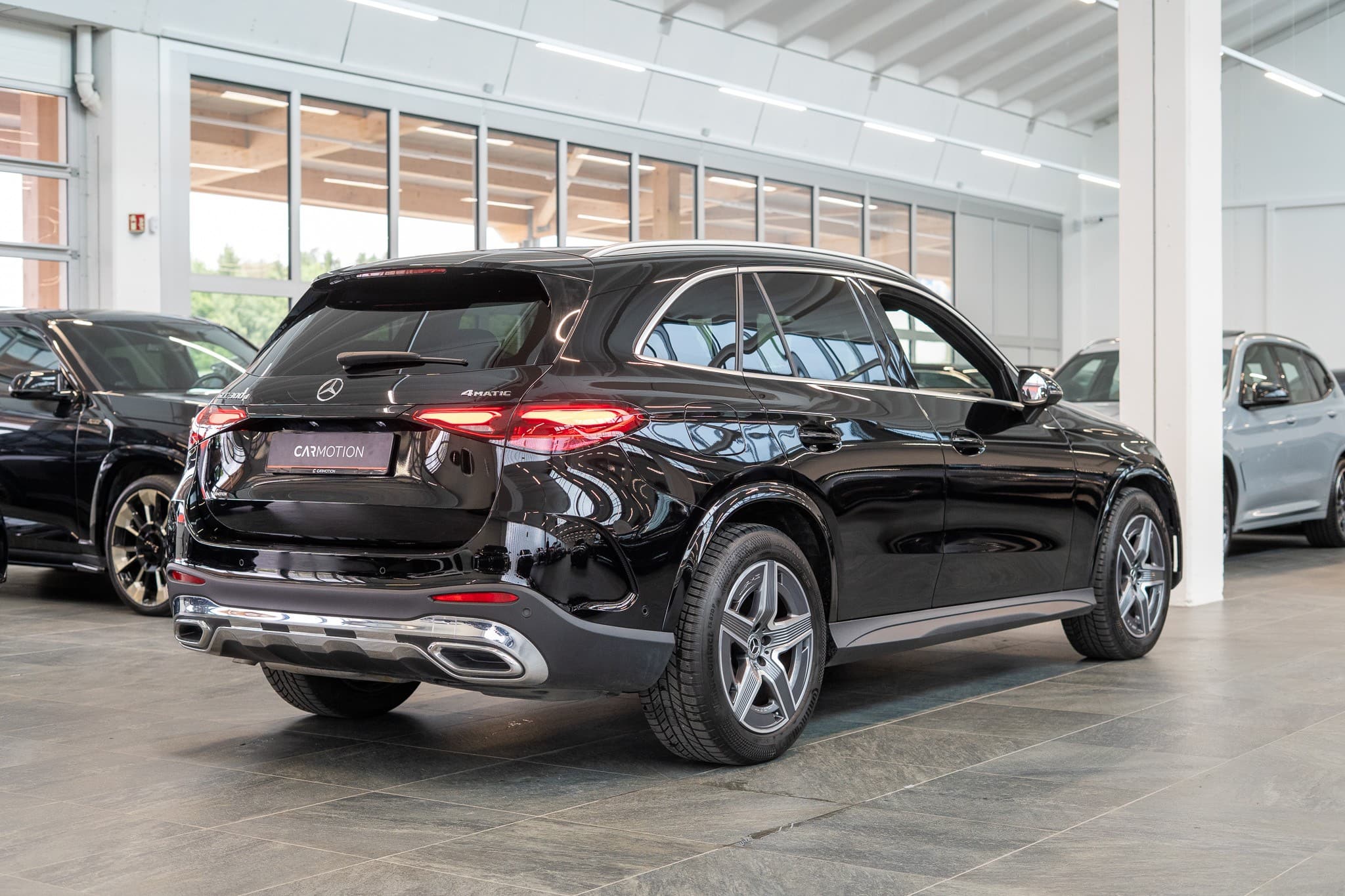 MERCEDES-BENZ GLC 300 d AMG Line 4matic / Rückfahrkamera / el.Sitze / Ambientebeleuchtung - Bild 4
