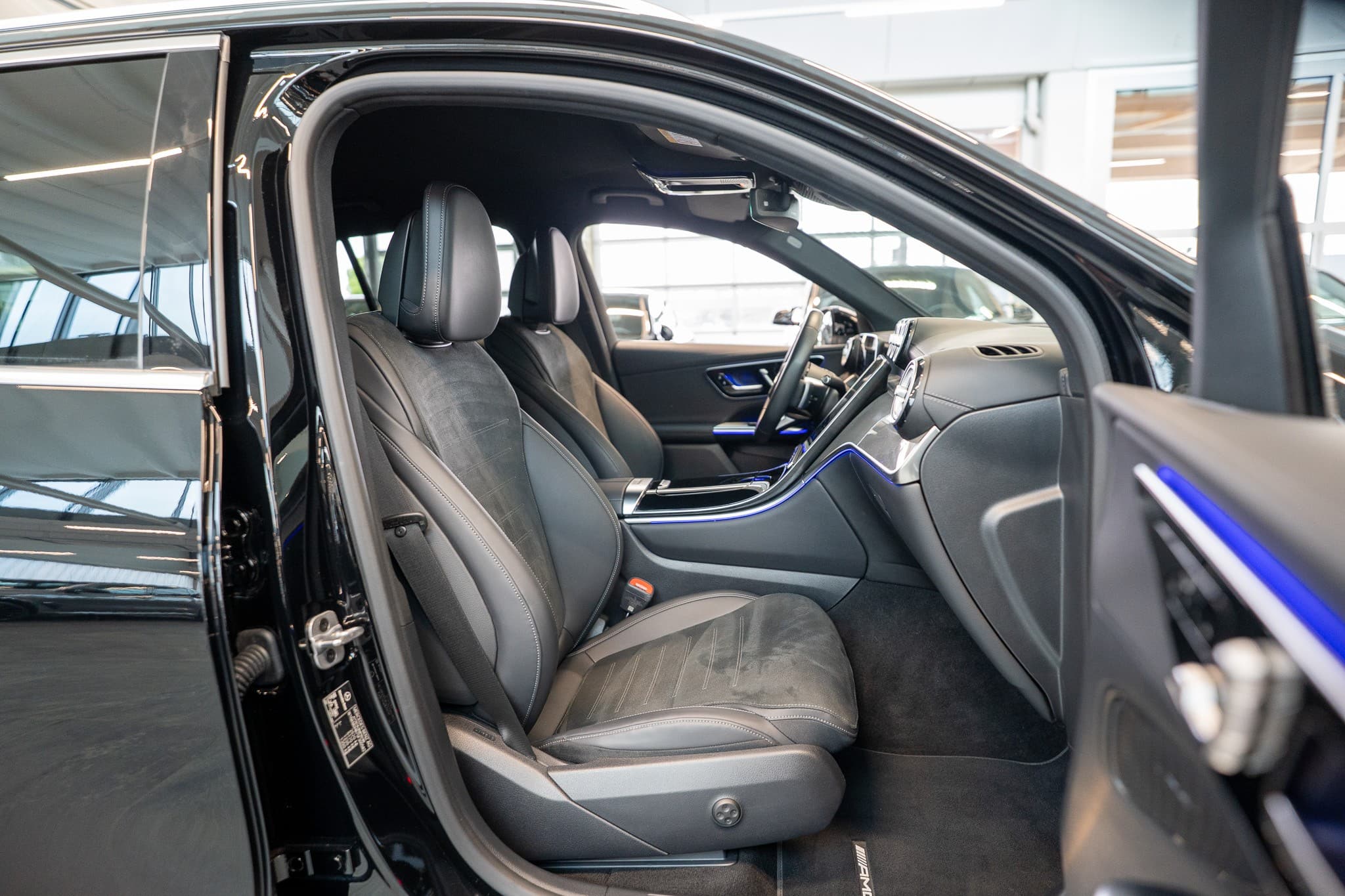 MERCEDES-BENZ GLC 300 d AMG Line 4matic / Rückfahrkamera / el.Sitze / Ambientebeleuchtung - Bild 15