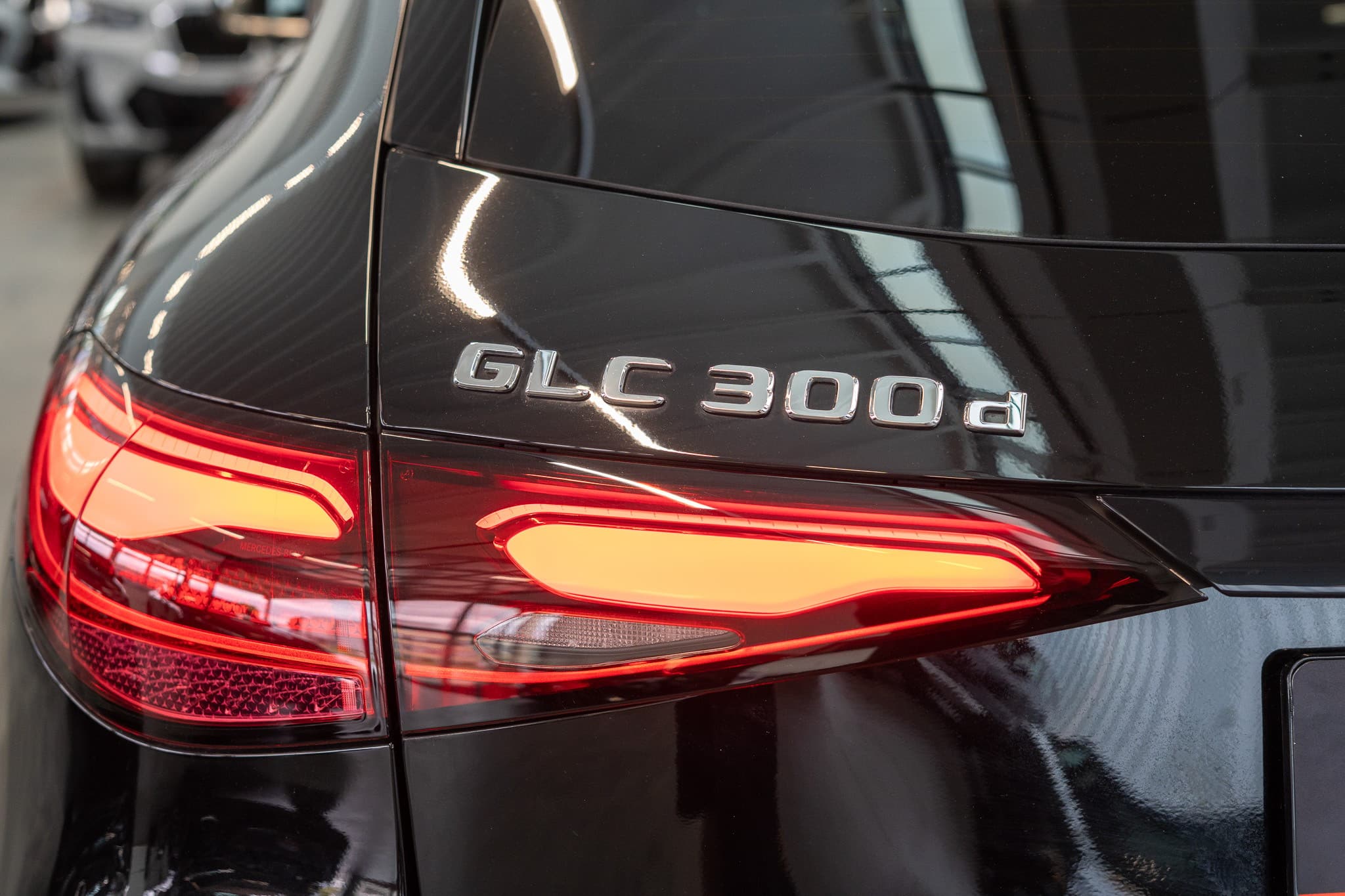 MERCEDES-BENZ GLC 300 d AMG Line 4matic / Rückfahrkamera / el.Sitze / Ambientebeleuchtung - Bild 6