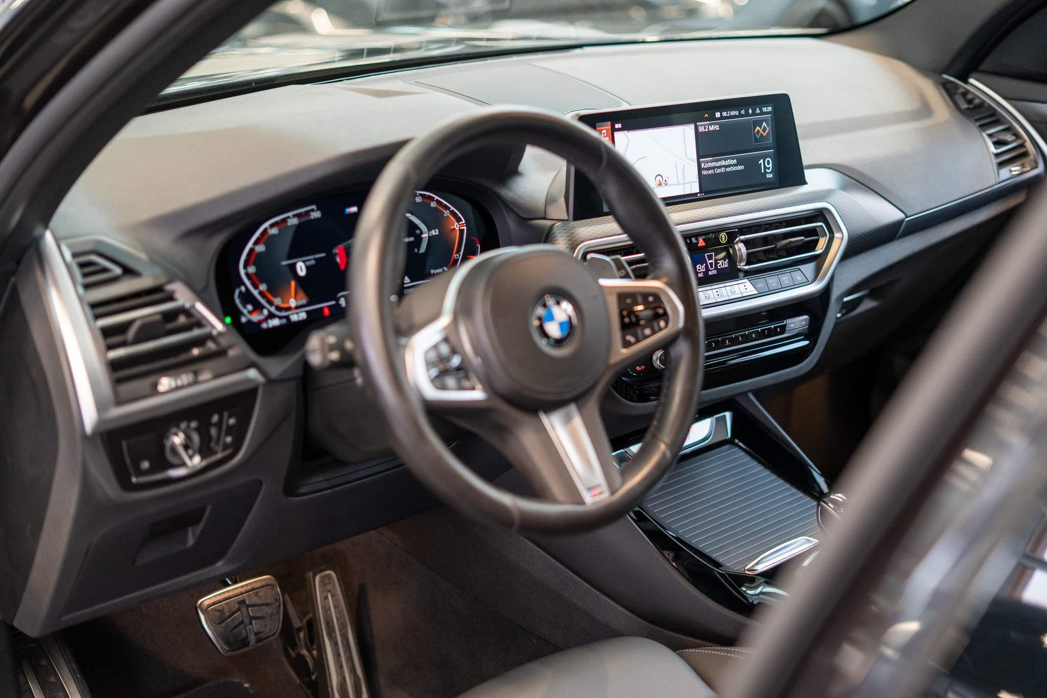 BMW X3 30i xDrive SAG M Sport / CH-Fahrzeug / 360° Kamera / Navi - Bild 9